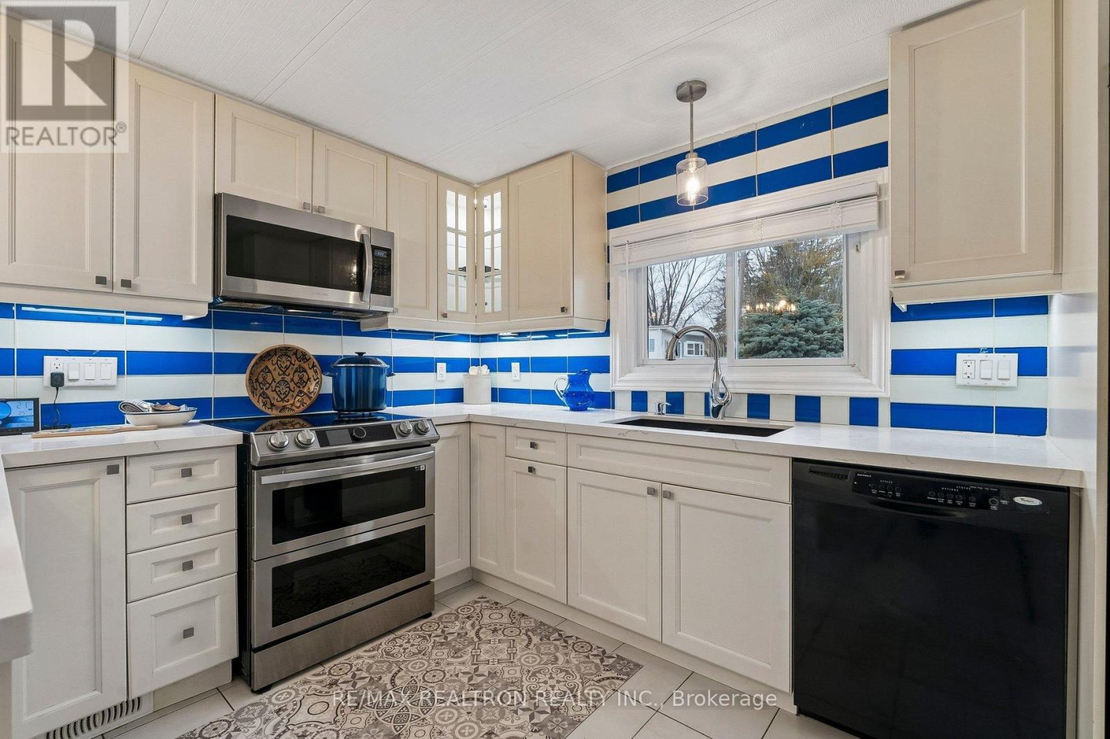 10 Pinecrest Circle, Innisfil, Ontario  L0L 1L0 - Photo 13 - N12956708