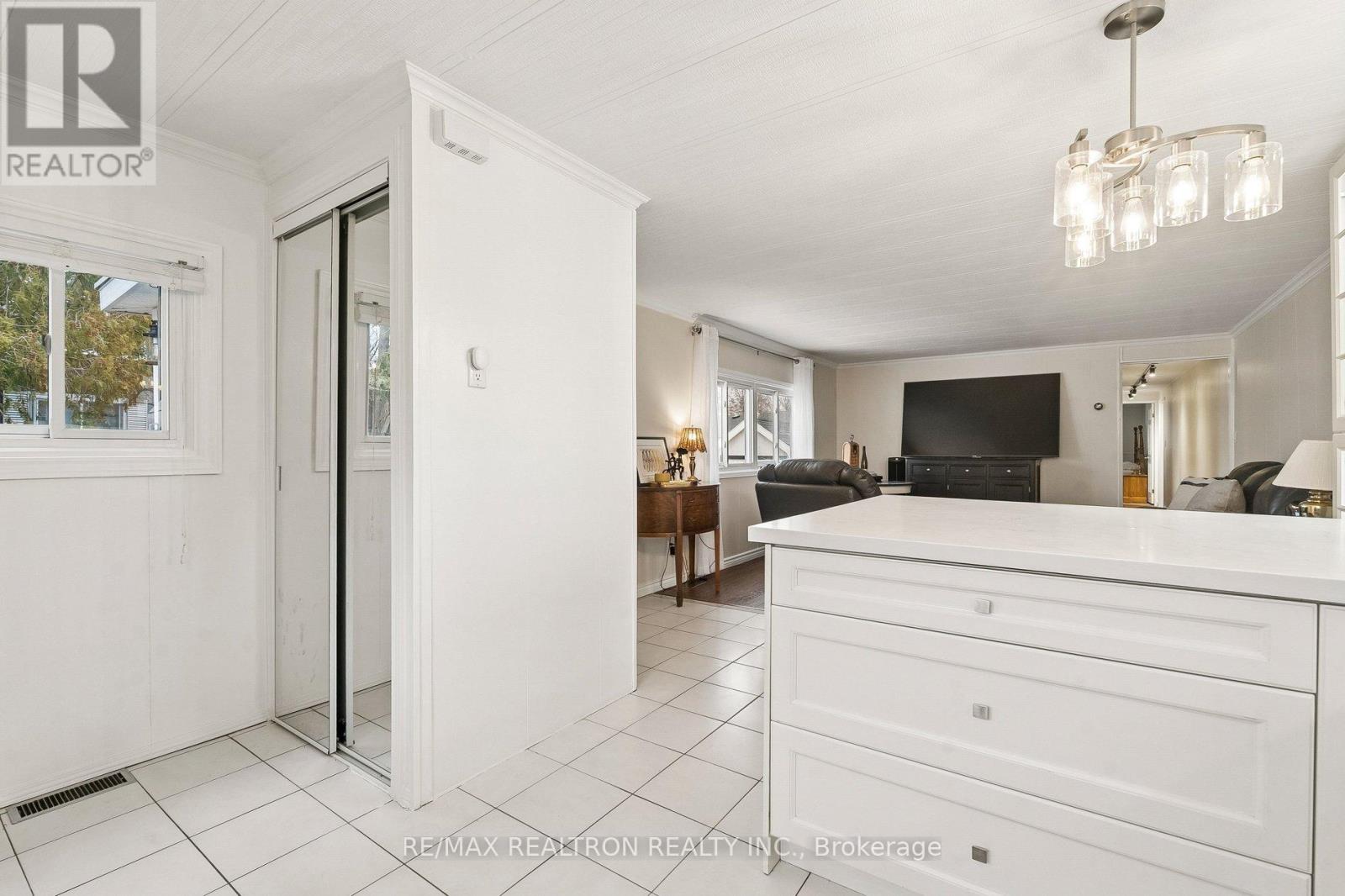 10 Pinecrest Circle, Innisfil, Ontario  L0L 1L0 - Photo 17 - N12956708