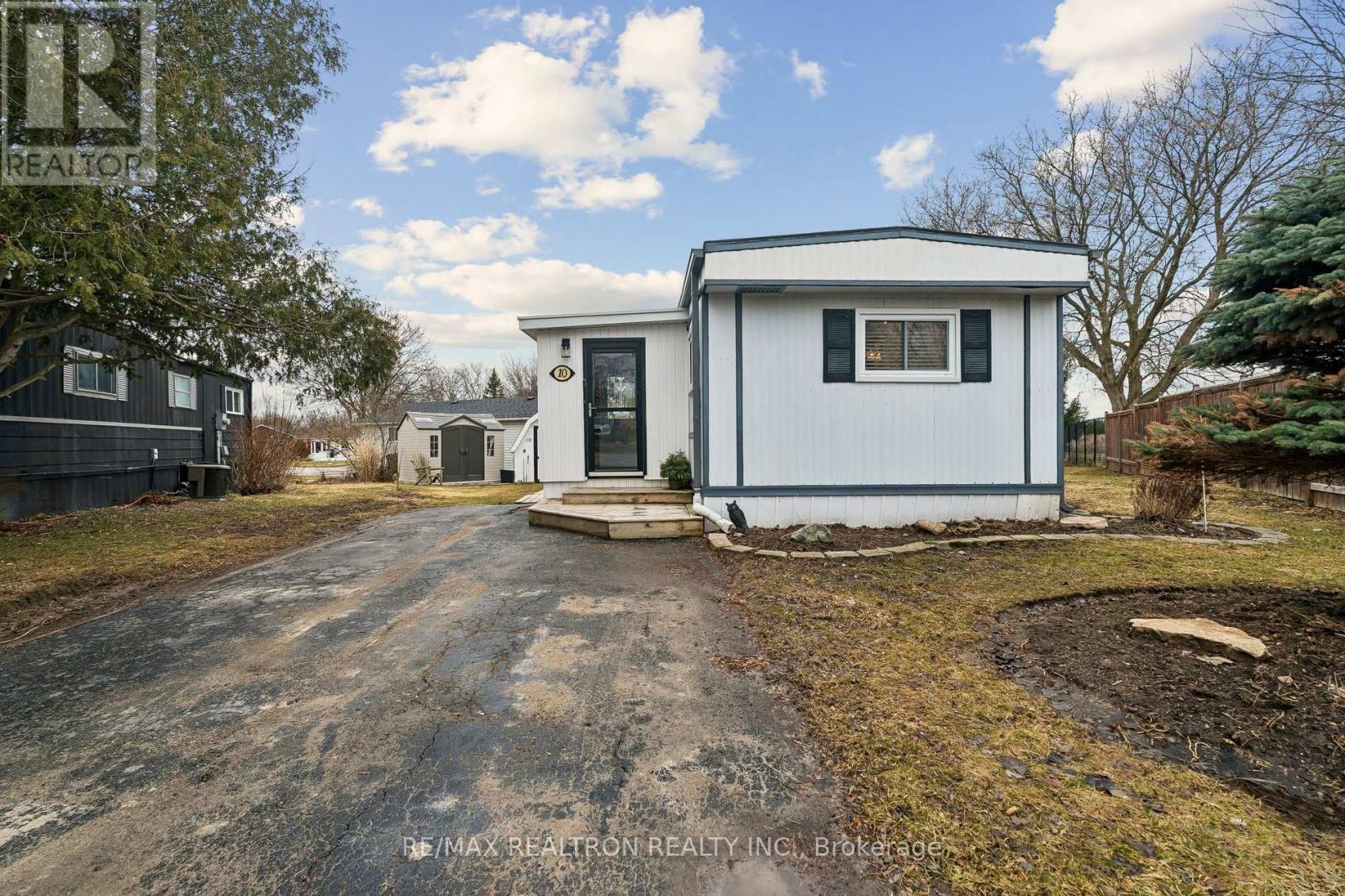 10 Pinecrest Circle, Innisfil, Ontario  L0L 1L0 - Photo 2 - N12956708