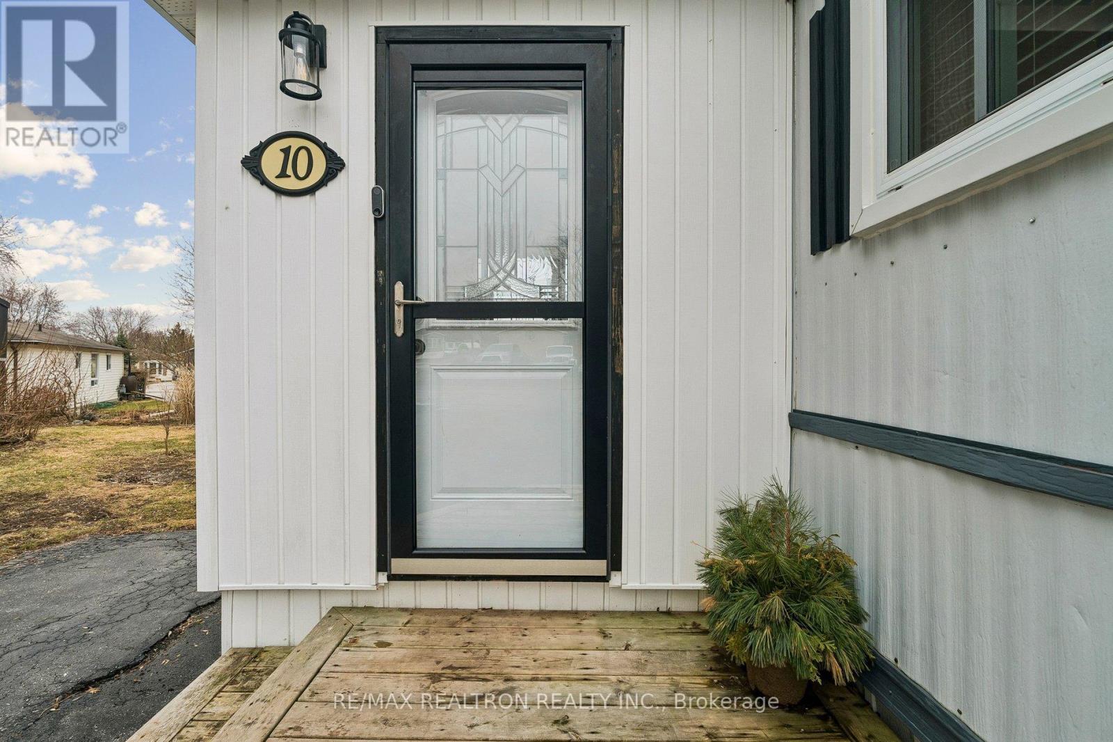 10 Pinecrest Circle, Innisfil, Ontario  L0L 1L0 - Photo 4 - N12956708