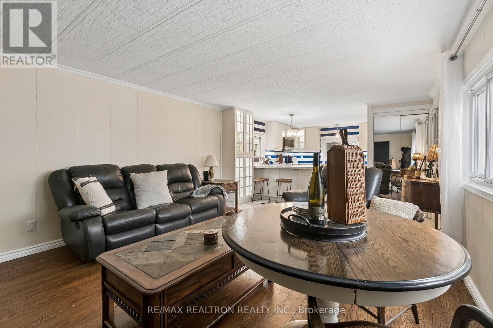 10 Pinecrest Circle, Innisfil, Ontario  L0L 1L0 - Photo 7 - N12956708