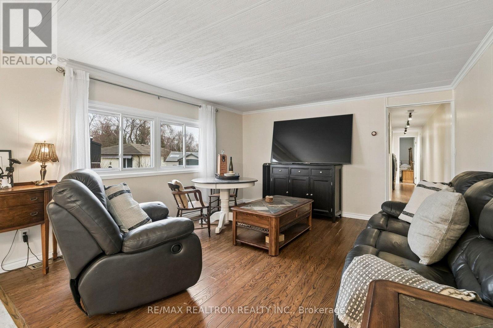 10 Pinecrest Circle, Innisfil, Ontario  L0L 1L0 - Photo 8 - N12956708