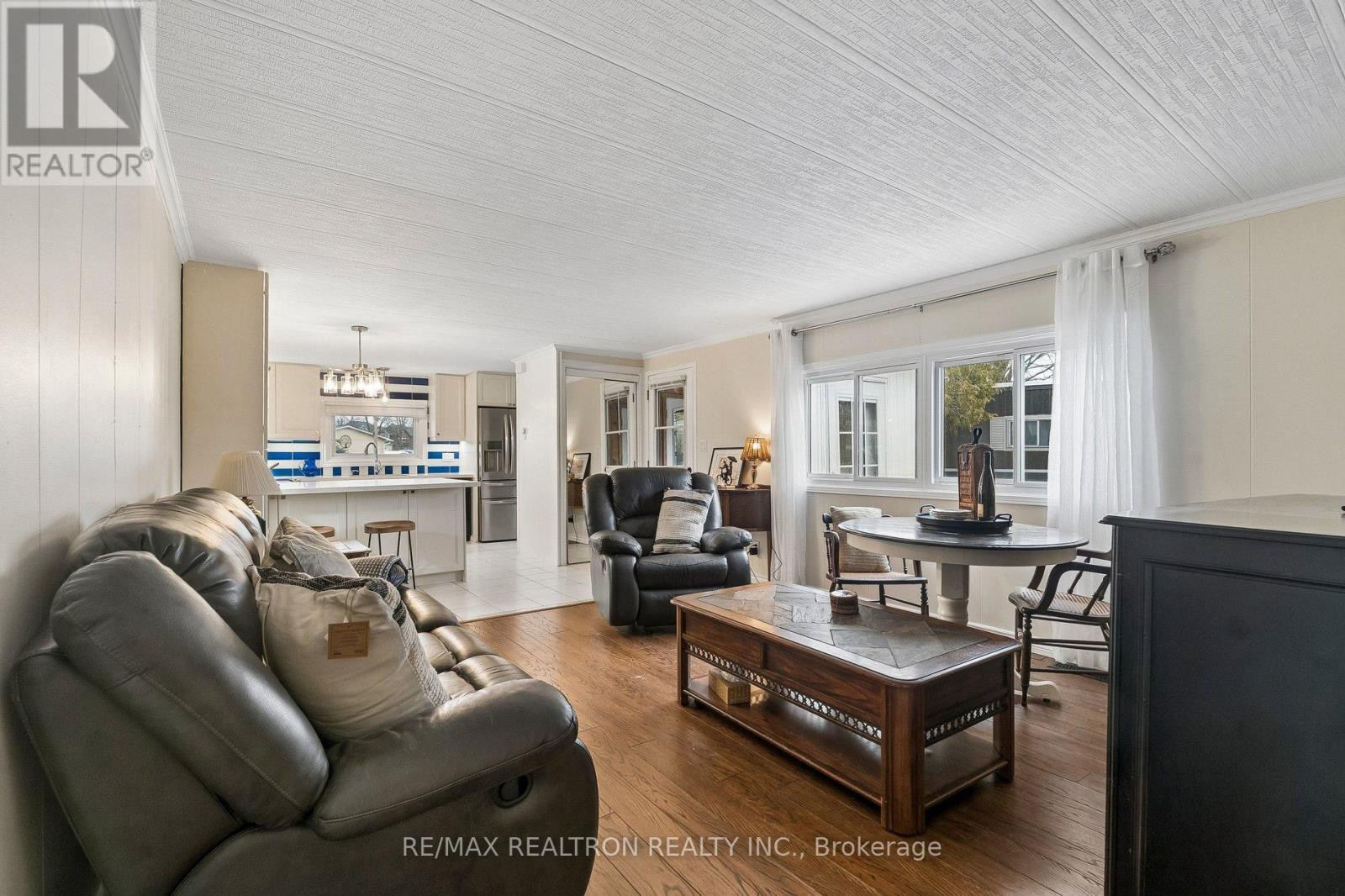 10 Pinecrest Circle, Innisfil, Ontario  L0L 1L0 - Photo 9 - N12956708