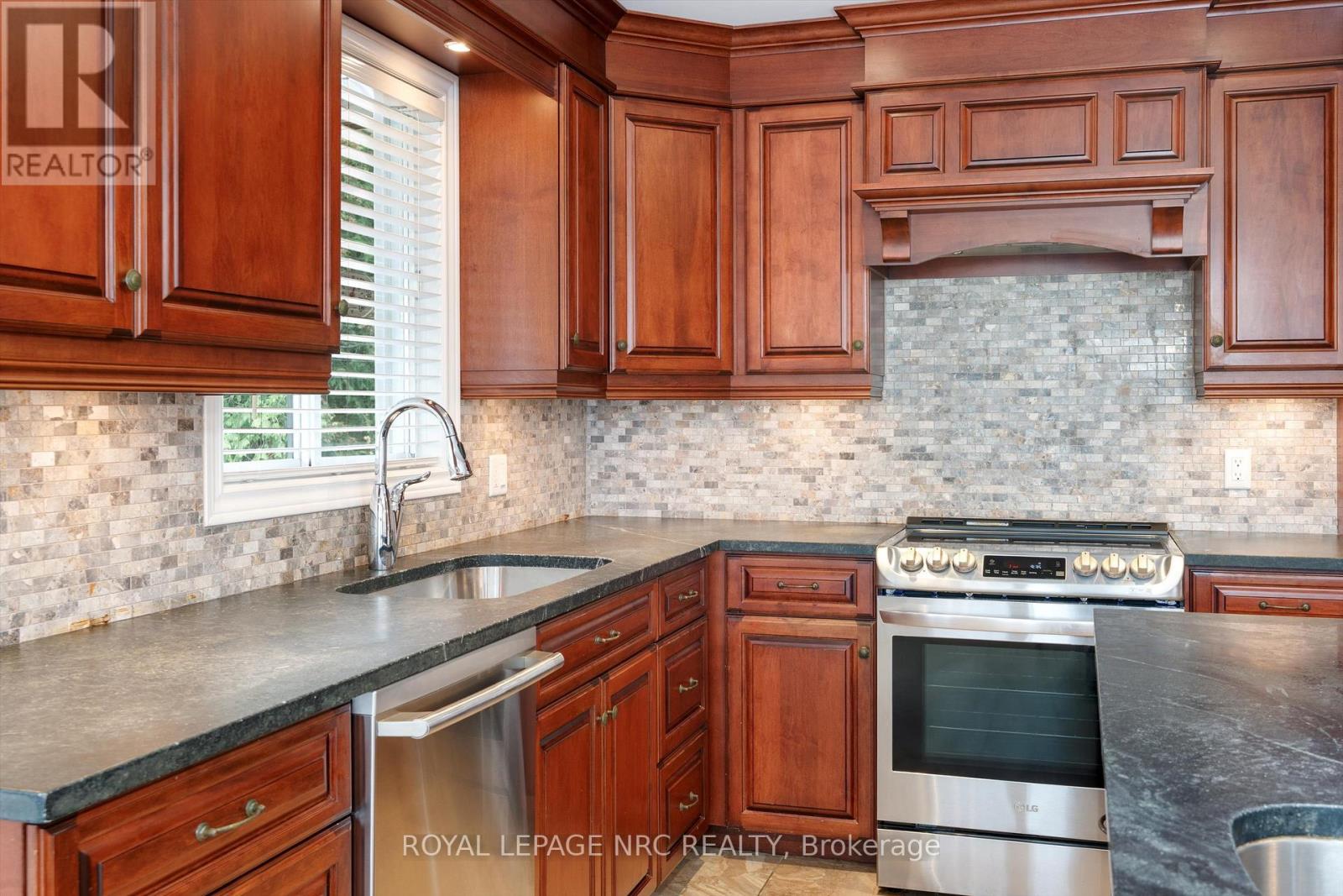 8 Dunbar Crescent, St. Catharines, Ontario  L2W 1A6 - Photo 15 - X12956722