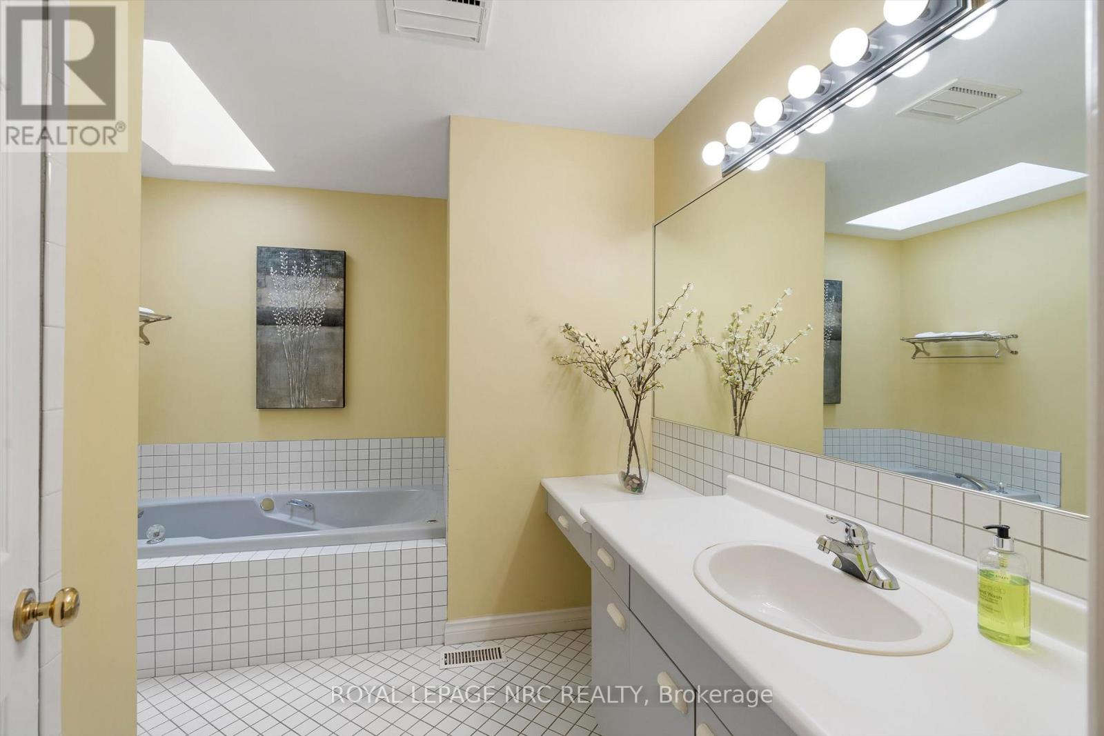 8 Dunbar Crescent, St. Catharines, Ontario  L2W 1A6 - Photo 18 - X12956722