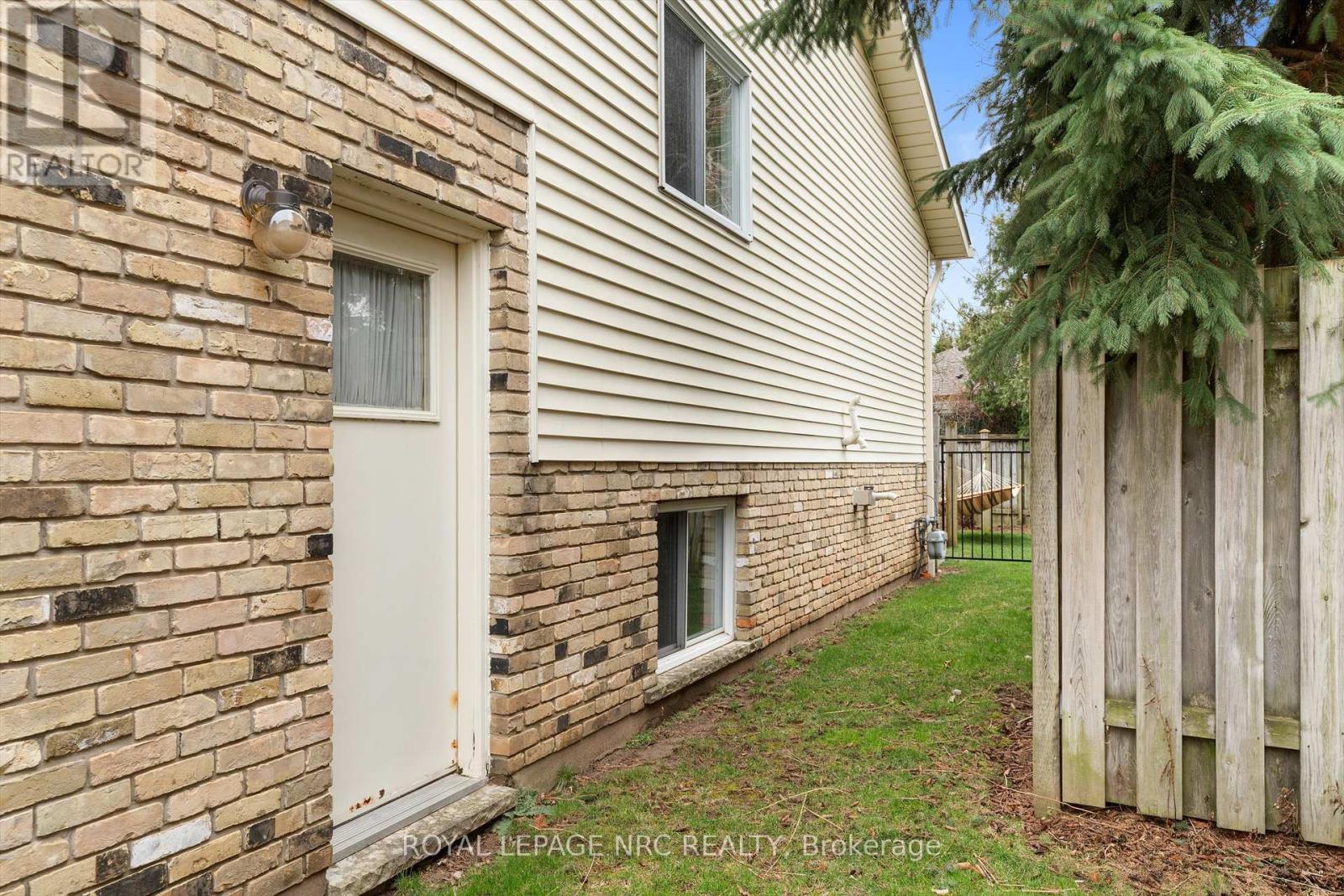 8 Dunbar Crescent, St. Catharines, Ontario  L2W 1A6 - Photo 36 - X12956722