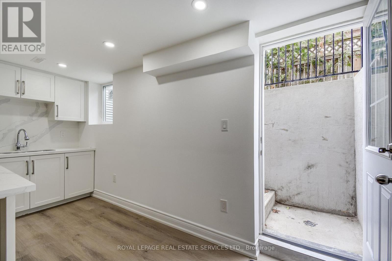 Lower - 277 Mississaga Street, Oakville, Ontario  L6L 6J8 - Photo 8 - W12956726