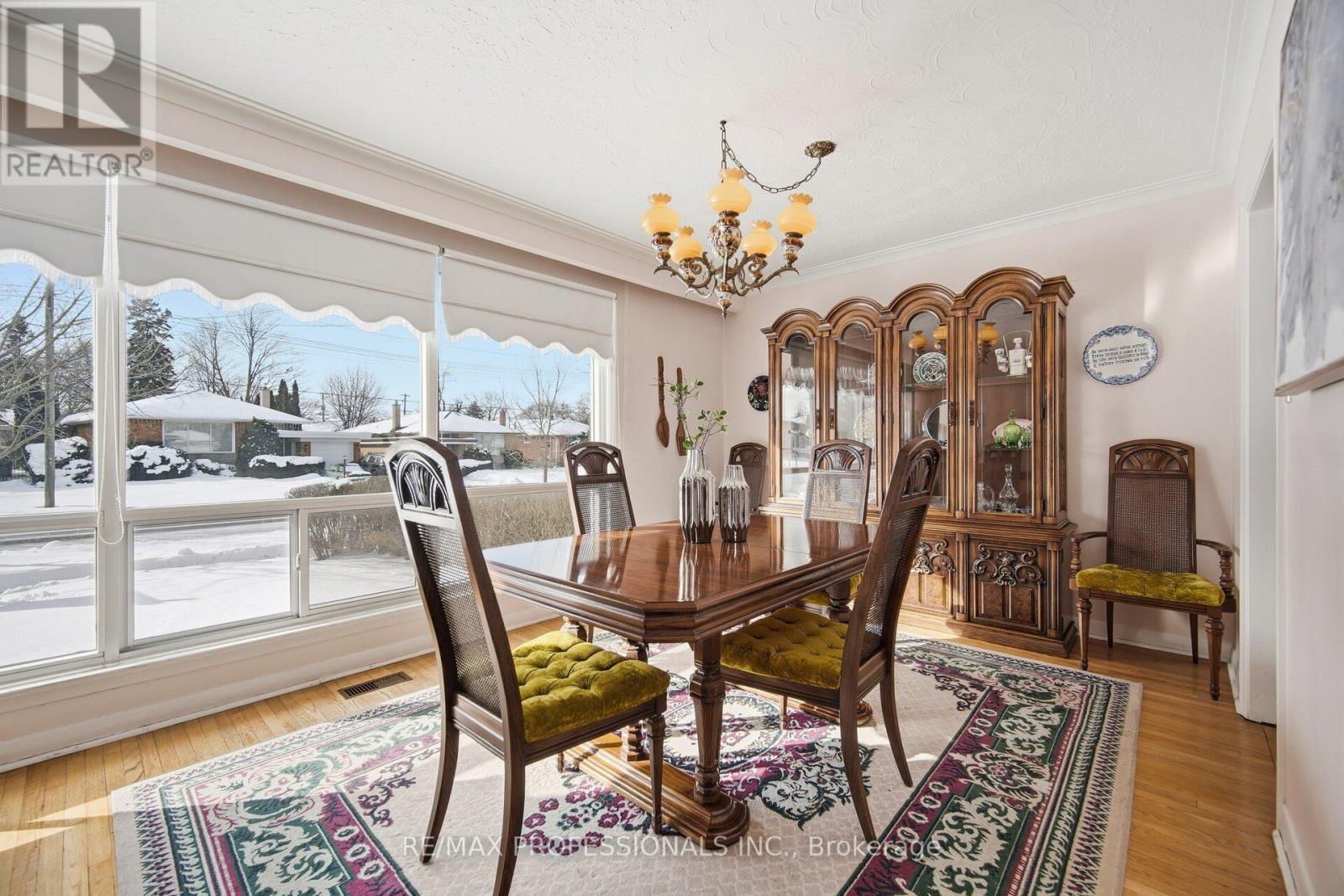 7 Pettit Drive, Toronto, Ontario  M9R 2W6 - Photo 11 - W12718694