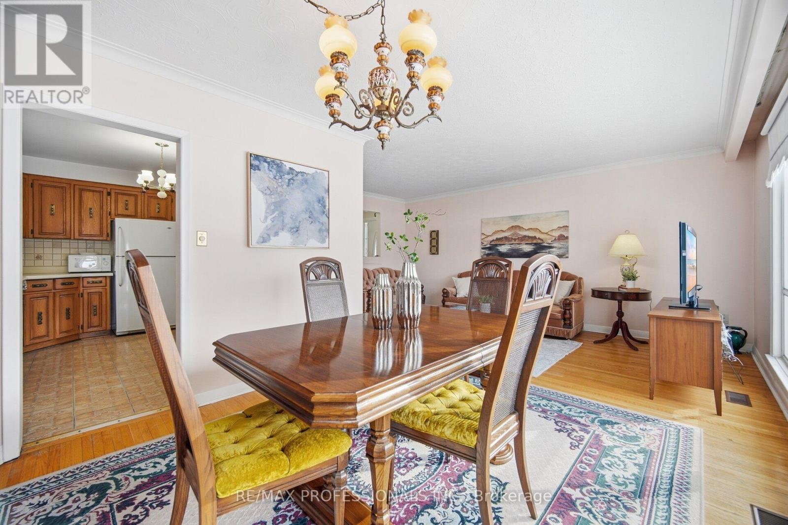 7 Pettit Drive, Toronto, Ontario  M9R 2W6 - Photo 12 - W12718694