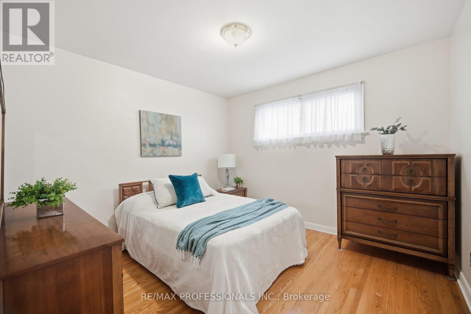 7 Pettit Drive, Toronto, Ontario  M9R 2W6 - Photo 21 - W12718694