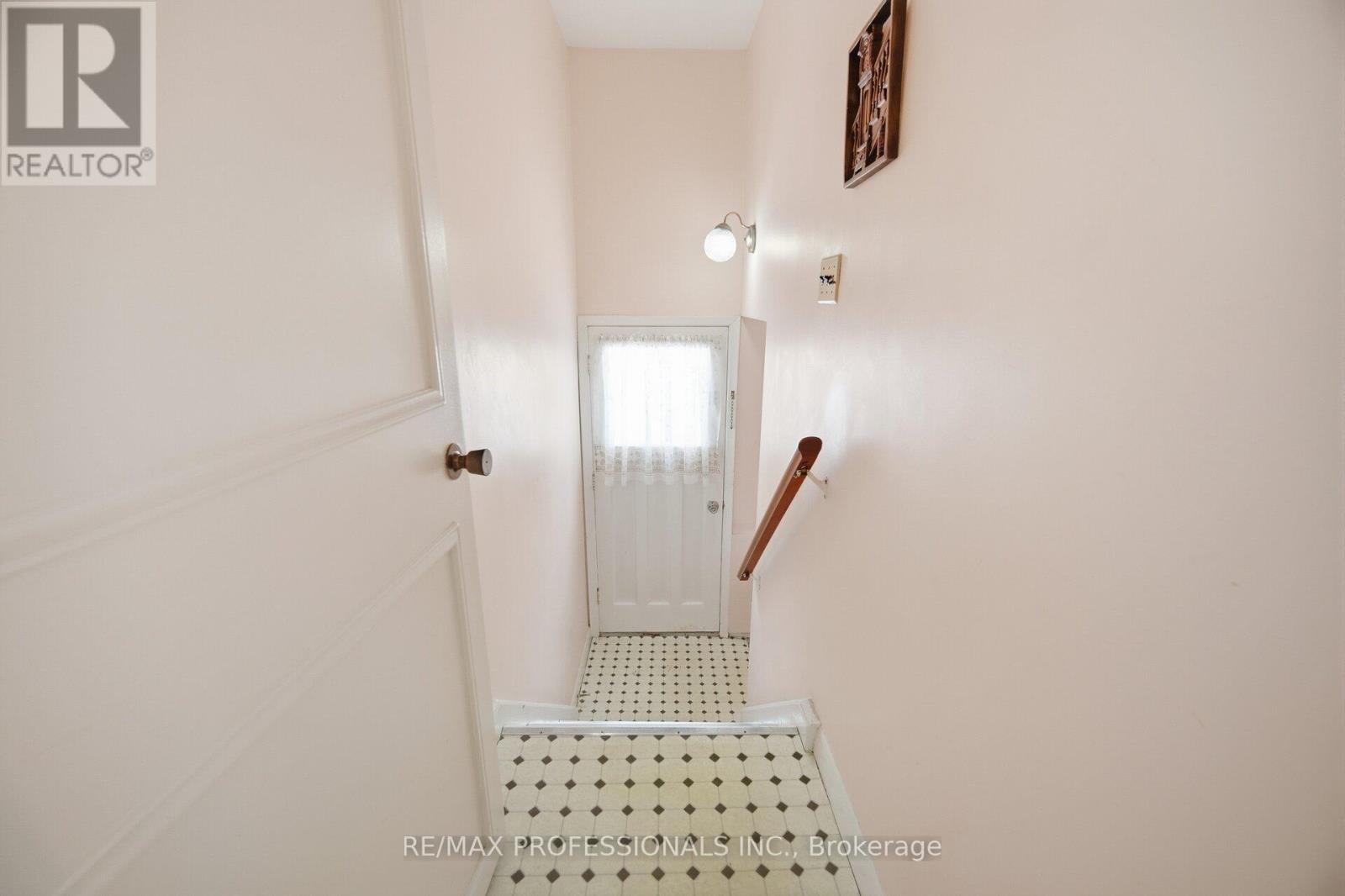 7 Pettit Drive, Toronto, Ontario  M9R 2W6 - Photo 27 - W12718694