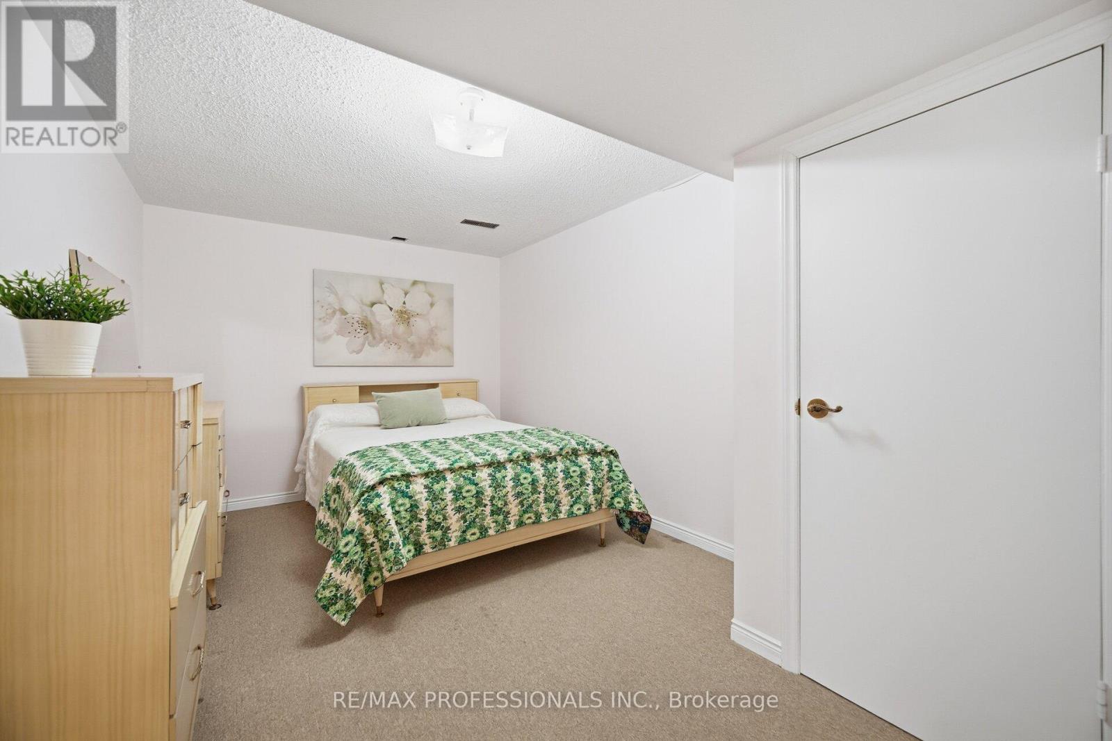 7 Pettit Drive, Toronto, Ontario  M9R 2W6 - Photo 34 - W12718694