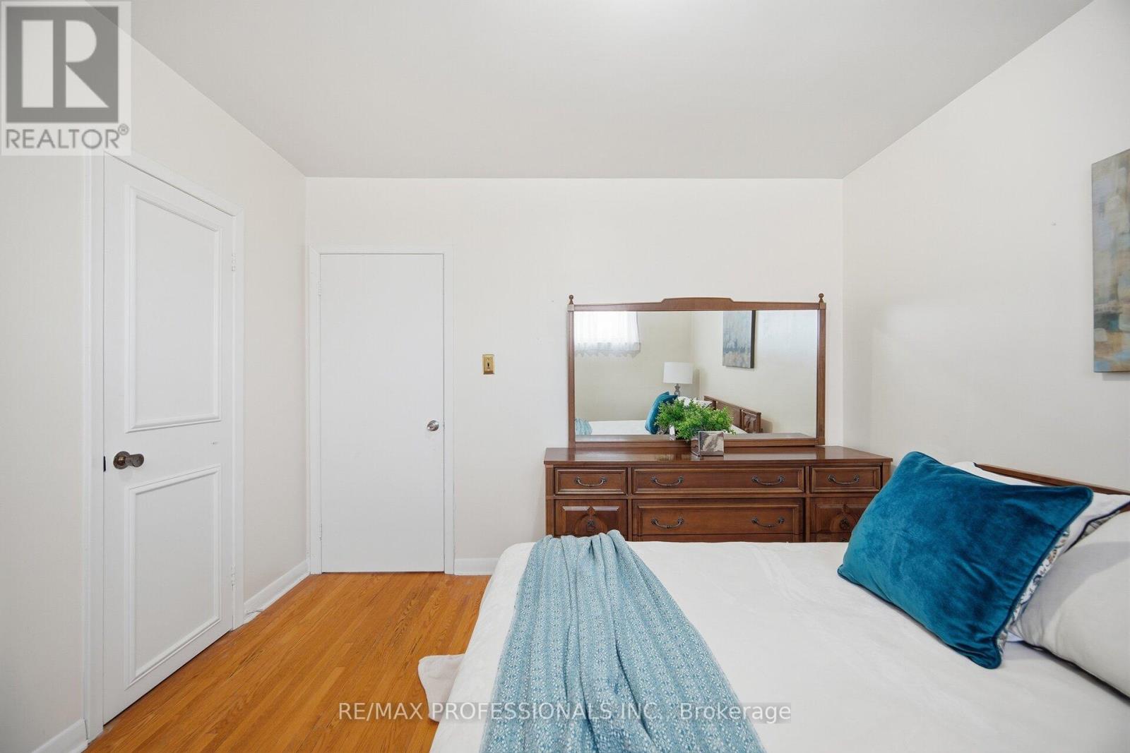 7 Pettit Drive, Toronto, Ontario  M9R 2W6 - Photo 22 - W12718694