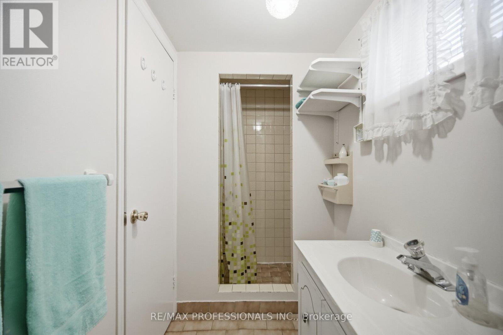 7 Pettit Drive, Toronto, Ontario  M9R 2W6 - Photo 39 - W12718694