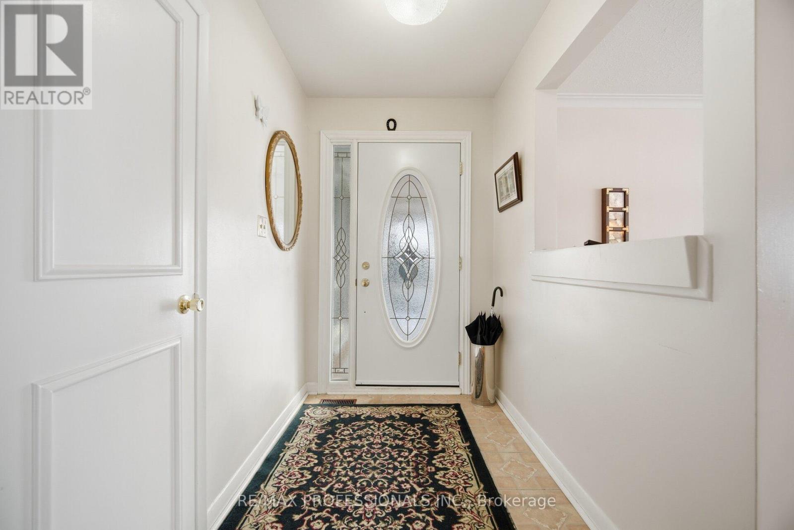 7 Pettit Drive, Toronto, Ontario  M9R 2W6 - Photo 5 - W12718694