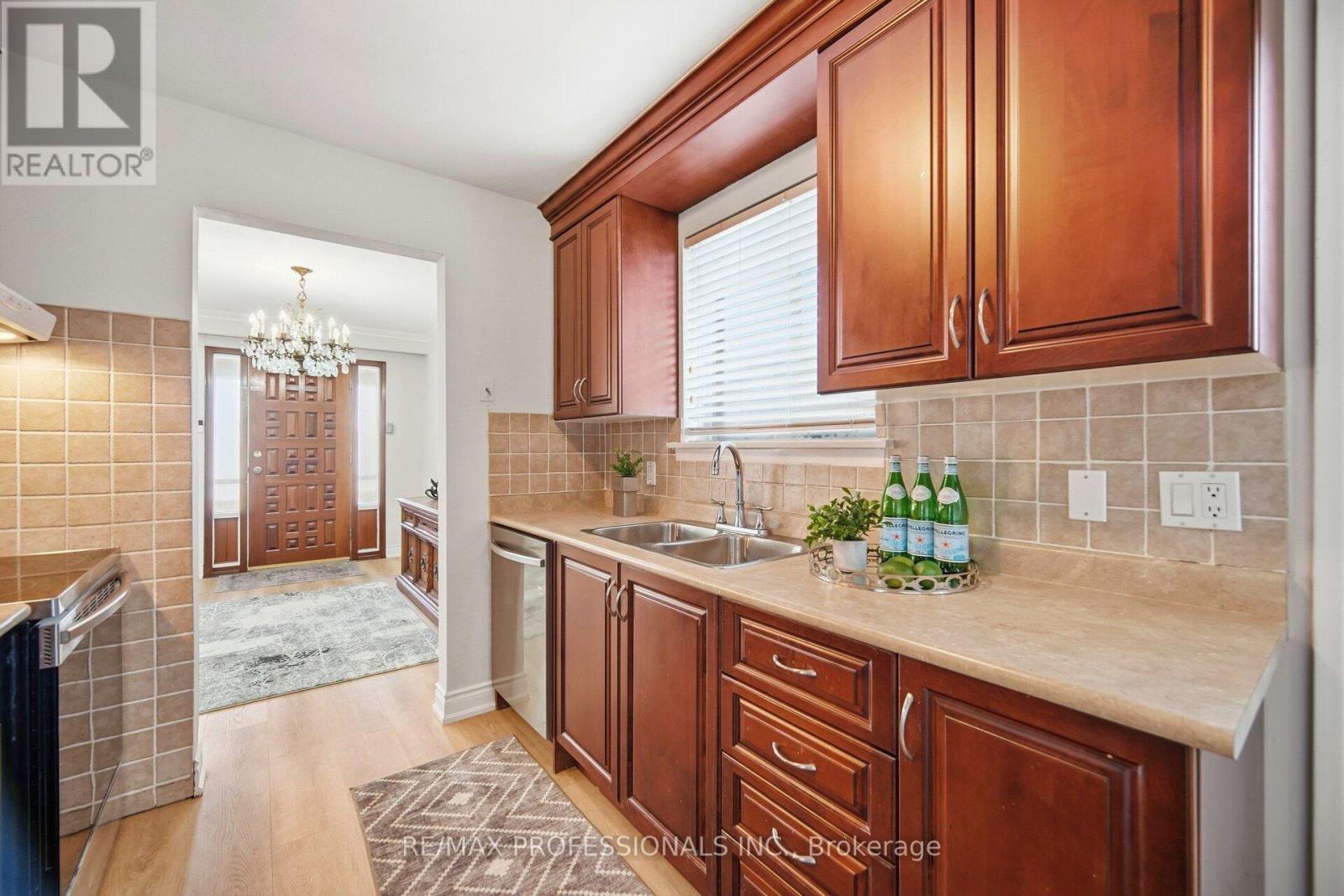 83 Spenvalley Drive, Toronto, Ontario  M3L 1Z2 - Photo 10 - W12771014