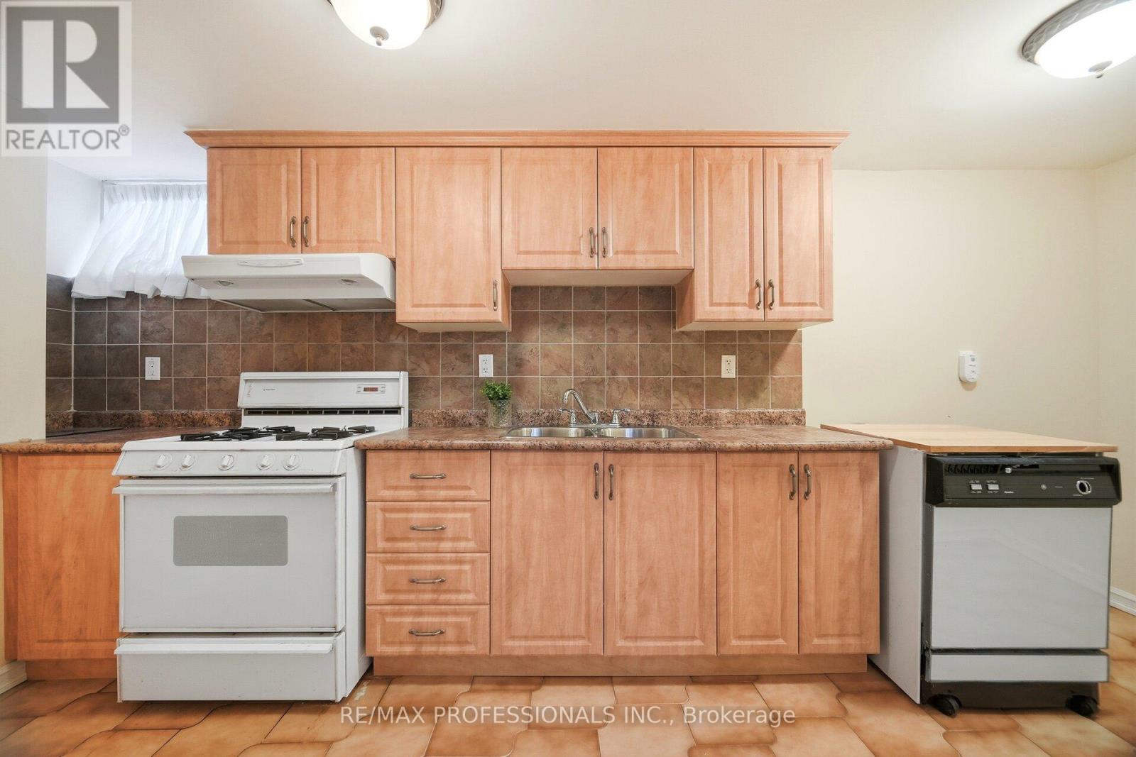 83 Spenvalley Drive, Toronto, Ontario  M3L 1Z2 - Photo 31 - W12771014