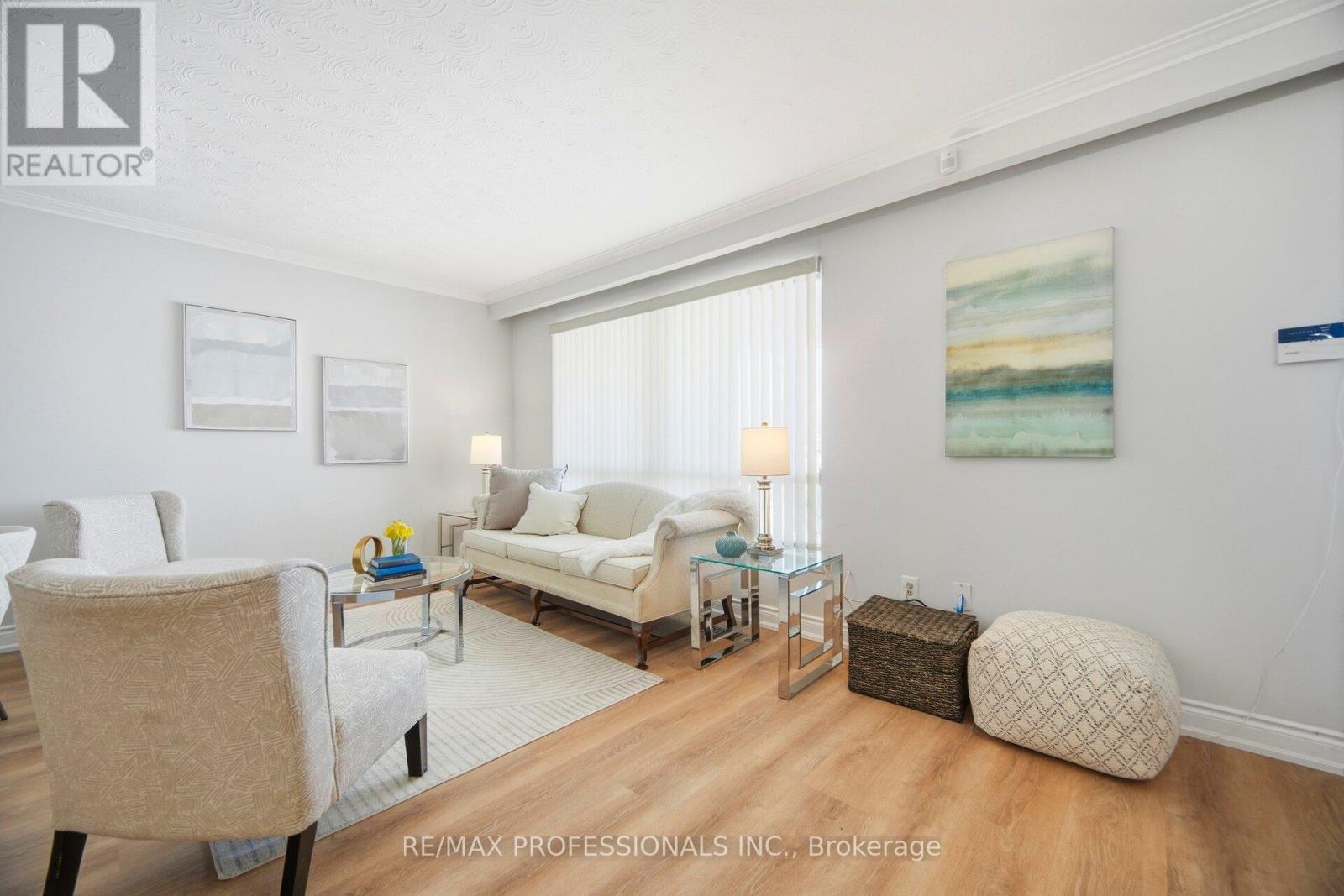 83 Spenvalley Drive, Toronto, Ontario  M3L 1Z2 - Photo 4 - W12771014