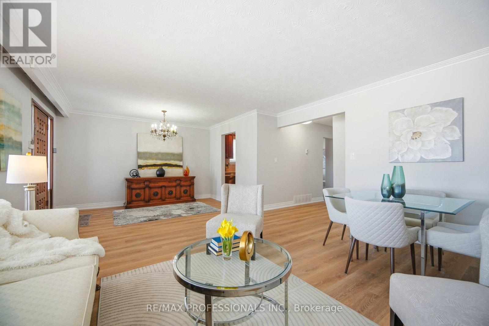 83 Spenvalley Drive, Toronto, Ontario  M3L 1Z2 - Photo 6 - W12771014