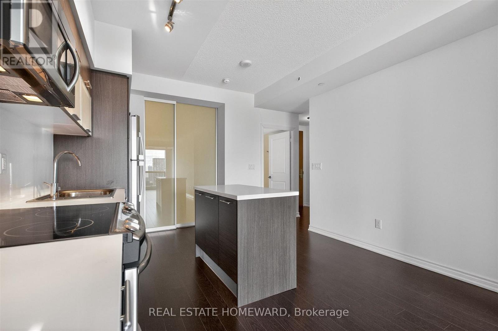 5208 - 386 Yonge Street, Toronto, Ontario  M5B 0A5 - Photo 4 - C12956800