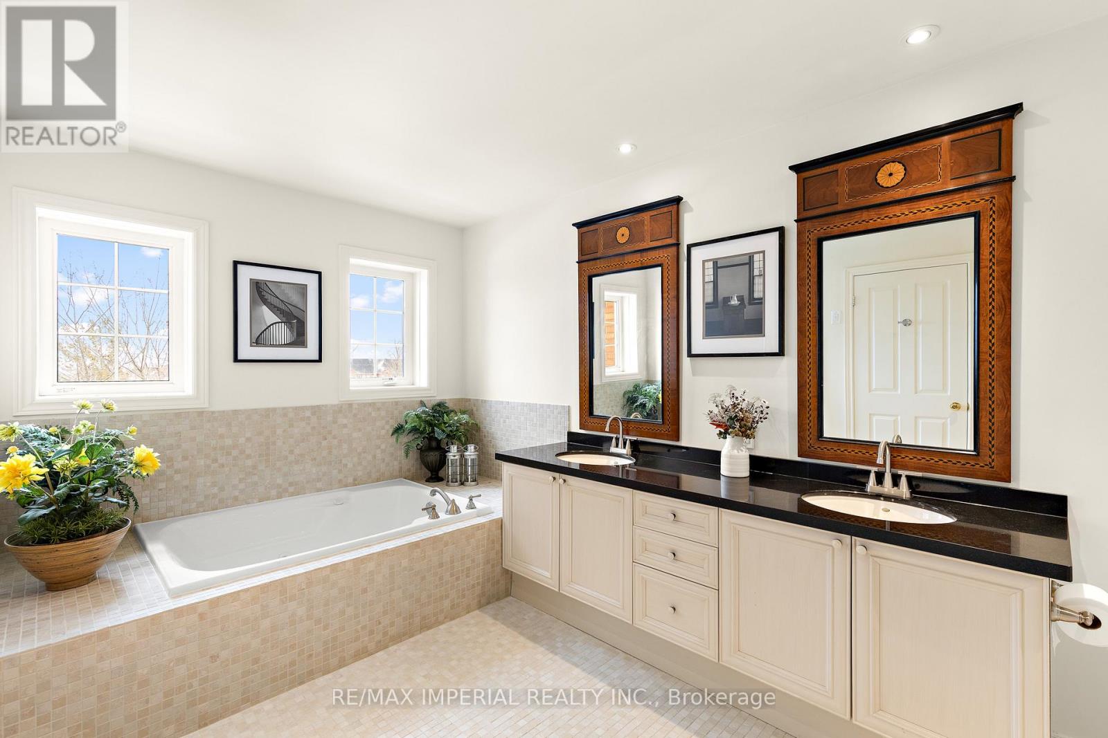 16 Carriage House Court, Richmond Hill, Ontario  L4E 4V3 - Photo 25 - N12956780