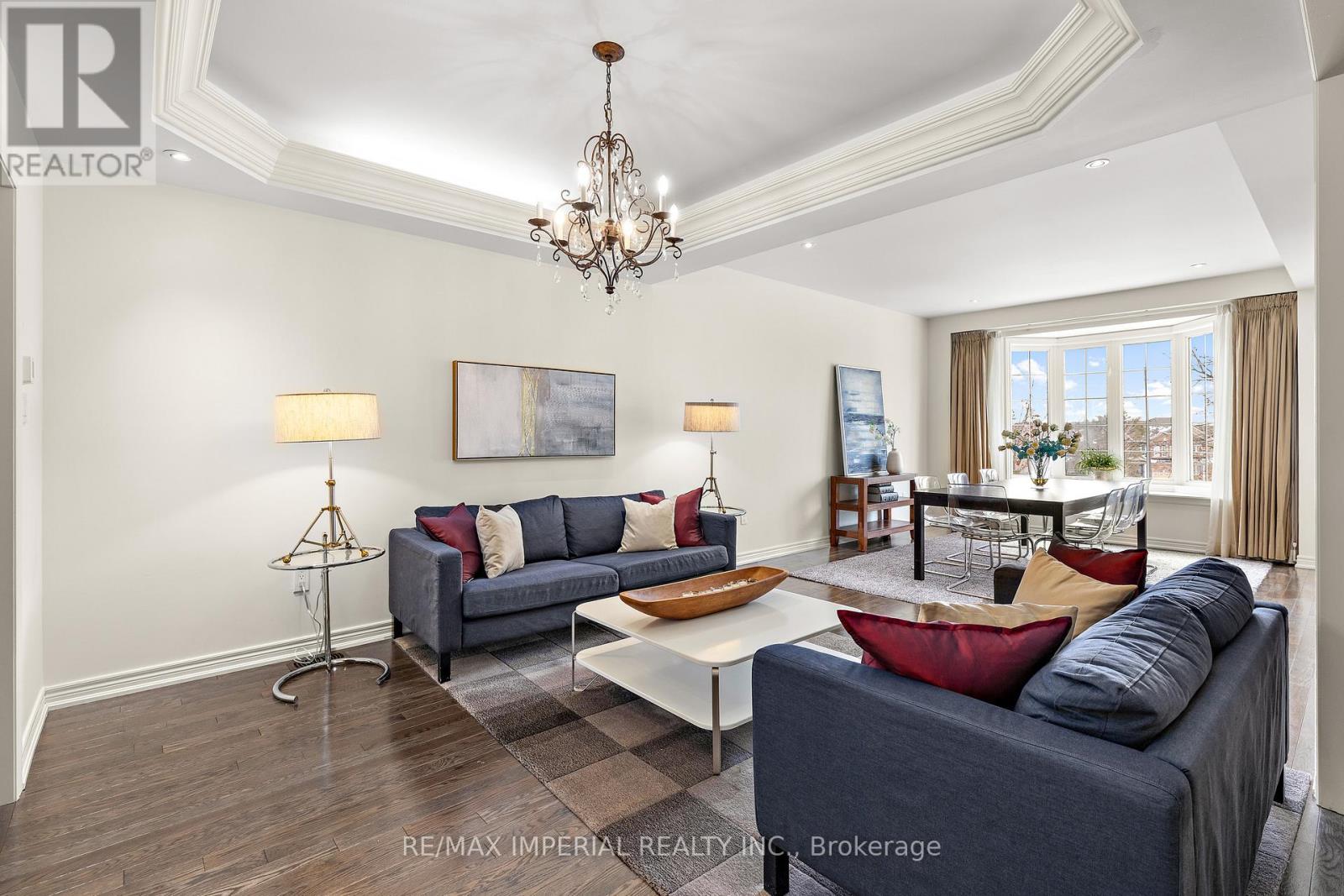 16 Carriage House Court, Richmond Hill, Ontario  L4E 4V3 - Photo 4 - N12956780