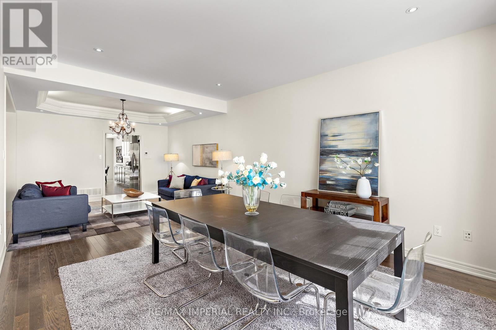 16 Carriage House Court, Richmond Hill, Ontario  L4E 4V3 - Photo 5 - N12956780