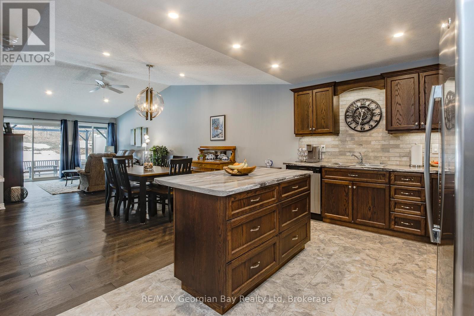 39 Chamberlain Crescent, Penetanguishene, Ontario  L9M 0A6 - Photo 4 - S12956852