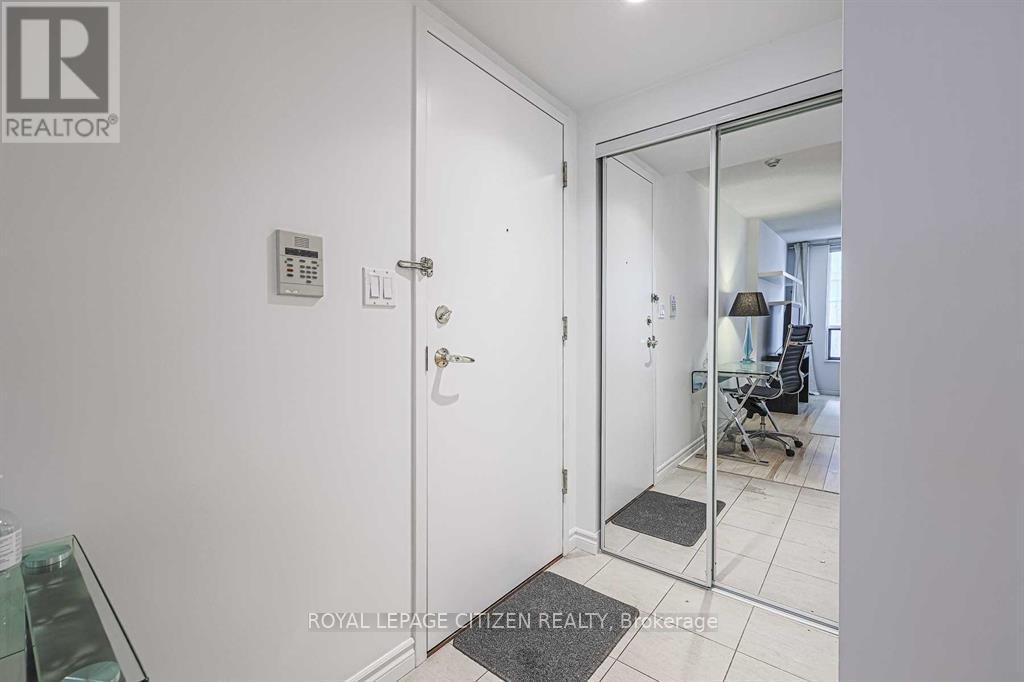 501 - 168 Simcoe Street, Toronto (Waterfront Communities), Ontario  M5H 4C9 - Photo 2 - C12956822