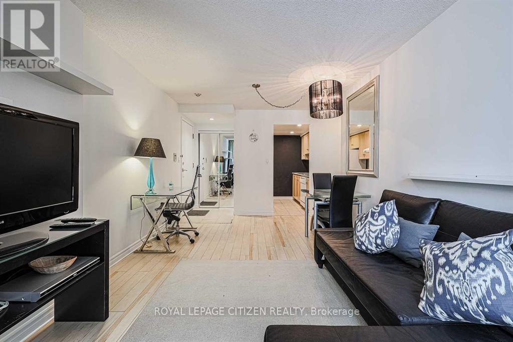 501 - 168 Simcoe Street, Toronto (Waterfront Communities), Ontario  M5H 4C9 - Photo 7 - C12956822