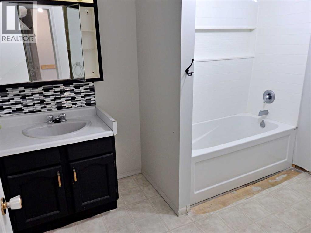 4618 52 Avenue, Vermilion, Alberta  T9X 1S1 - Photo 8 - A2298887