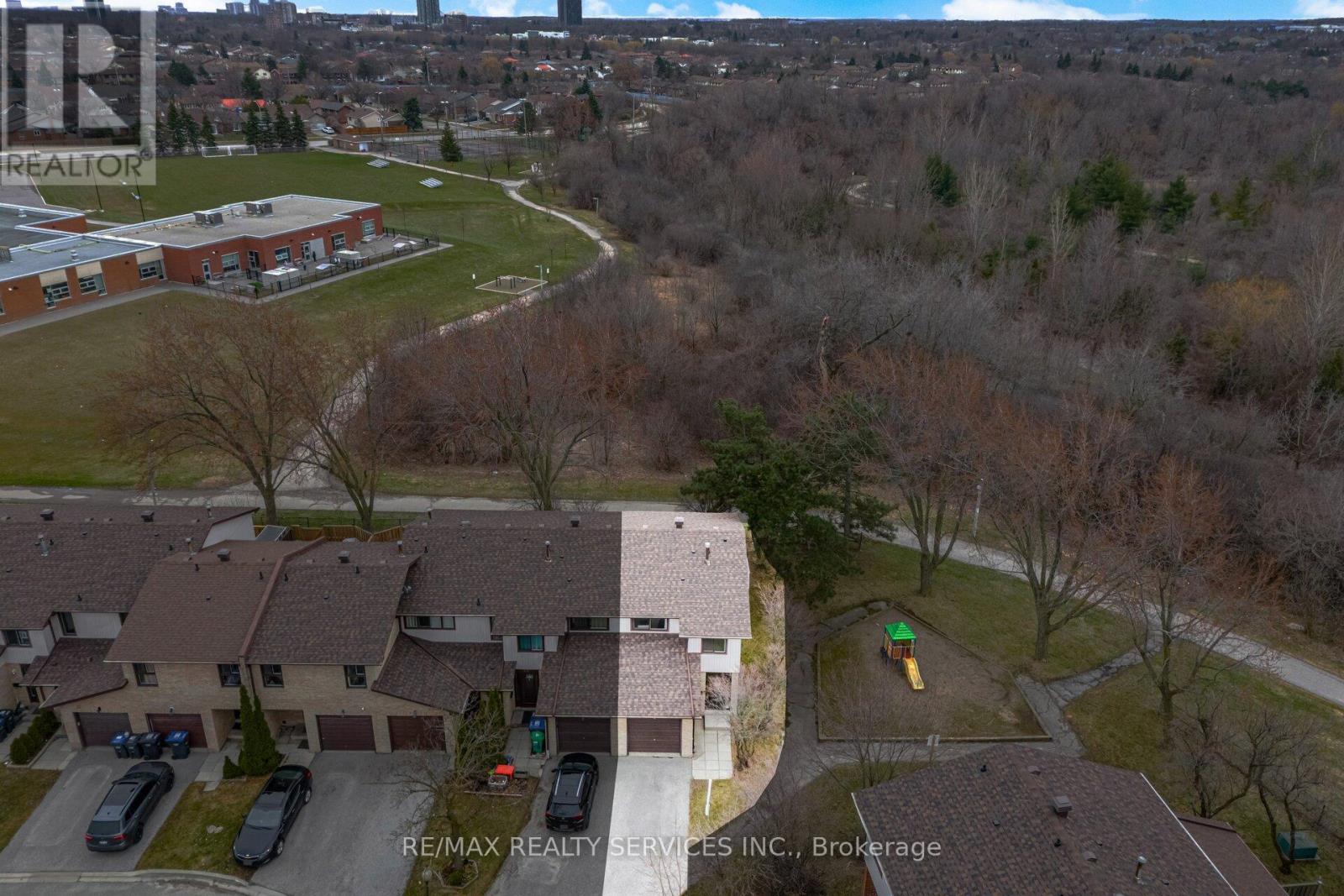 27 - 27 Dawson Crescent, Brampton, Ontario  L6V 3M5 - Photo 3 - W12956846