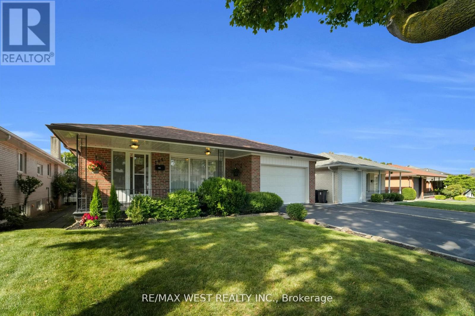 304 LA ROSE AVENUE, Toronto, Ontario