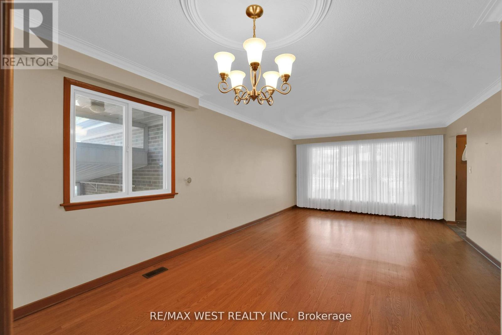 304 La Rose Avenue, Toronto, Ontario  M9P 1B9 - Photo 11 - W12956882