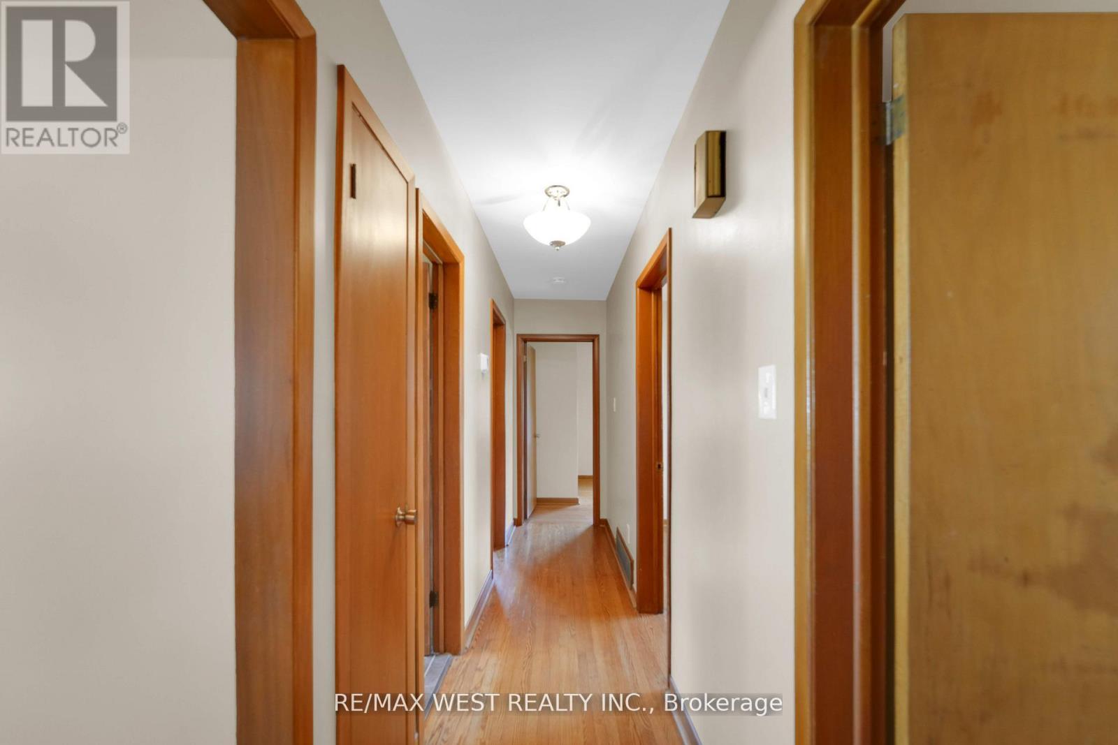 304 La Rose Avenue, Toronto, Ontario  M9P 1B9 - Photo 13 - W12956882