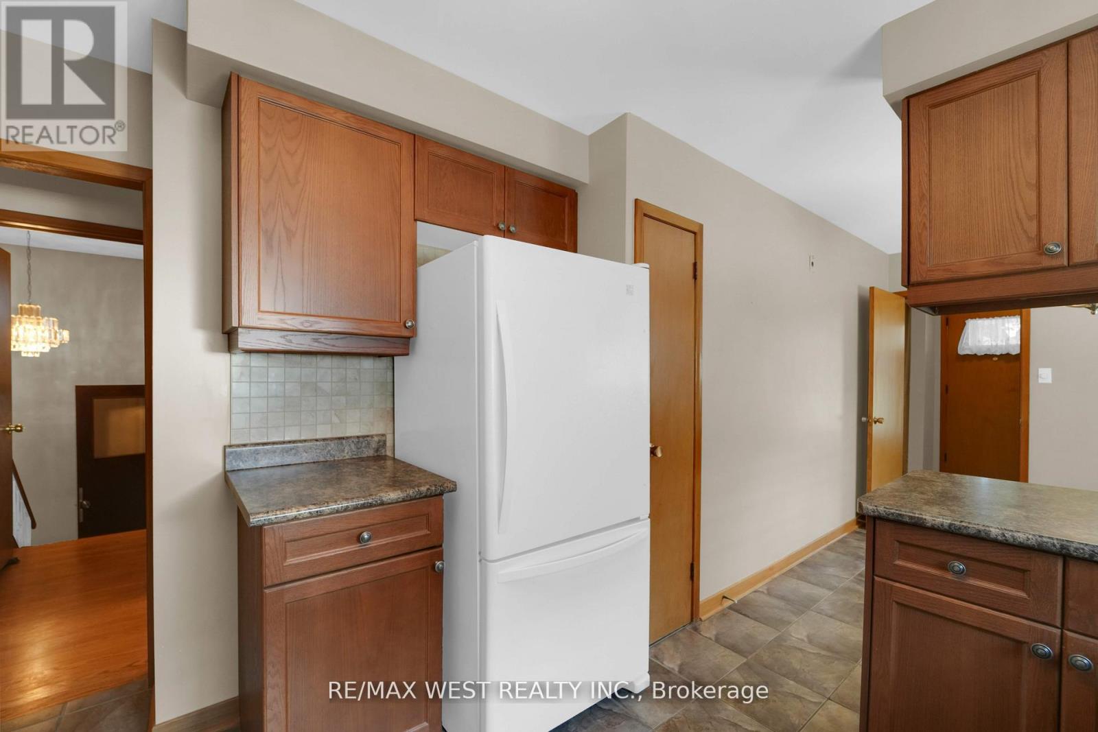 304 La Rose Avenue, Toronto, Ontario  M9P 1B9 - Photo 14 - W12956882