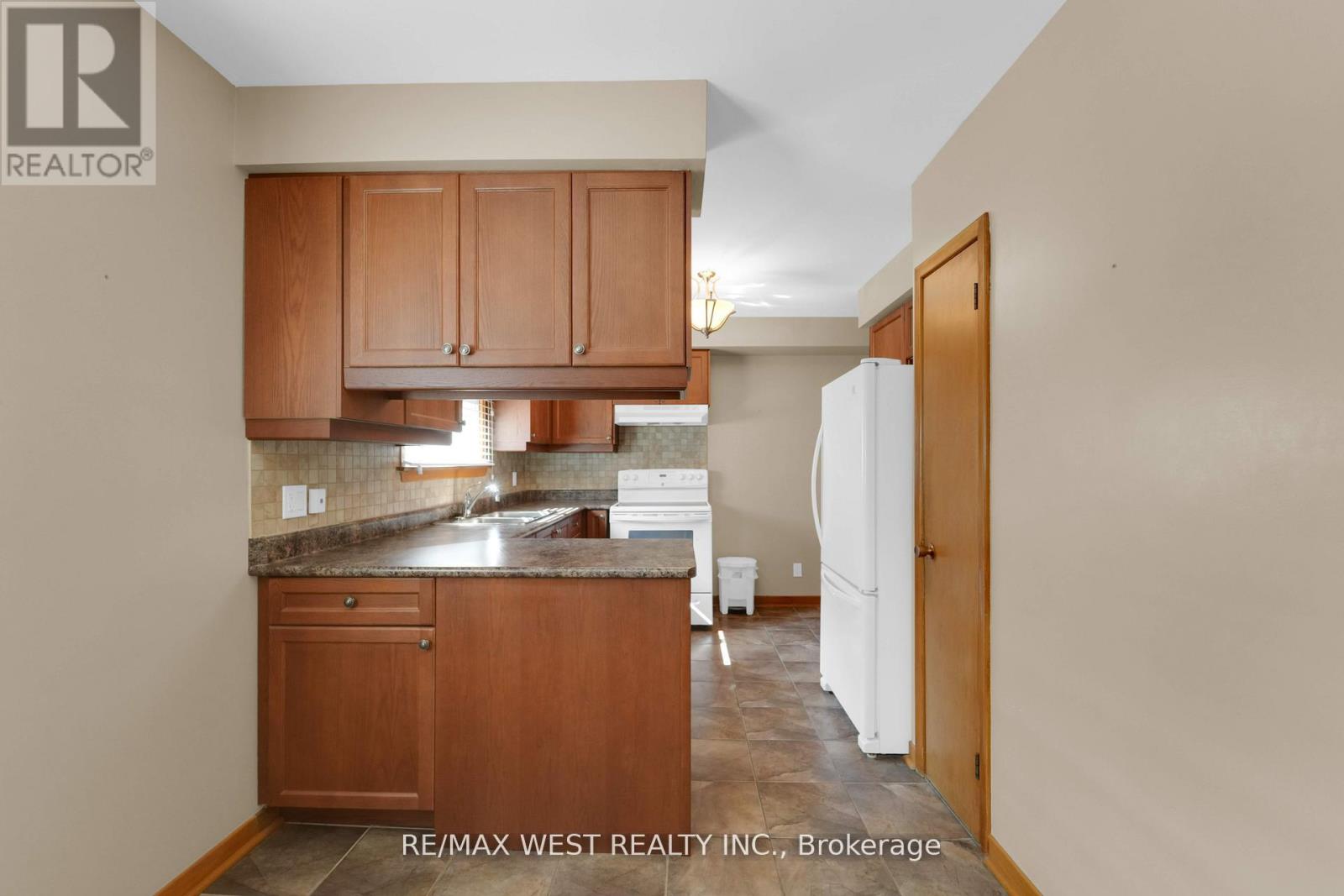 304 La Rose Avenue, Toronto, Ontario  M9P 1B9 - Photo 17 - W12956882