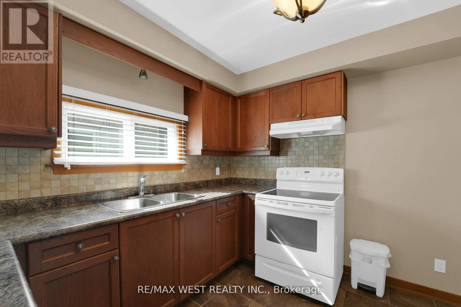 304 La Rose Avenue, Toronto, Ontario  M9P 1B9 - Photo 18 - W12956882