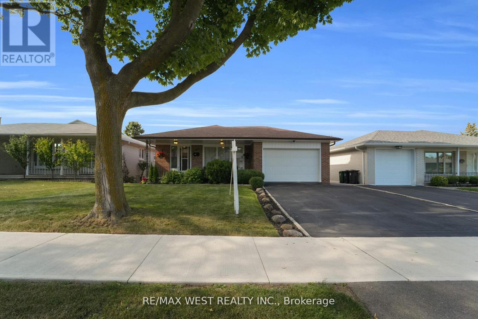 304 La Rose Avenue, Toronto, Ontario  M9P 1B9 - Photo 2 - W12956882