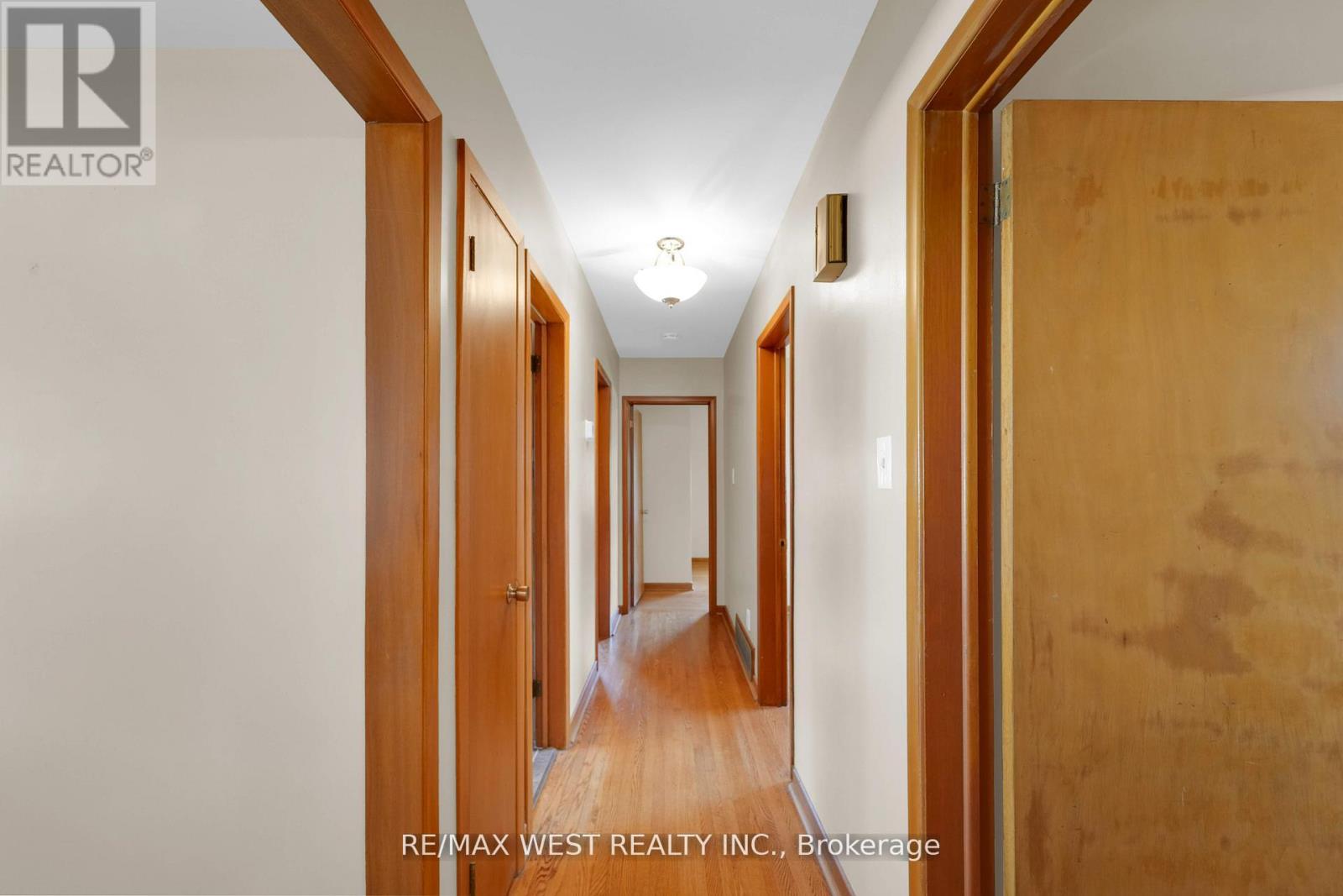 304 La Rose Avenue, Toronto, Ontario  M9P 1B9 - Photo 23 - W12956882