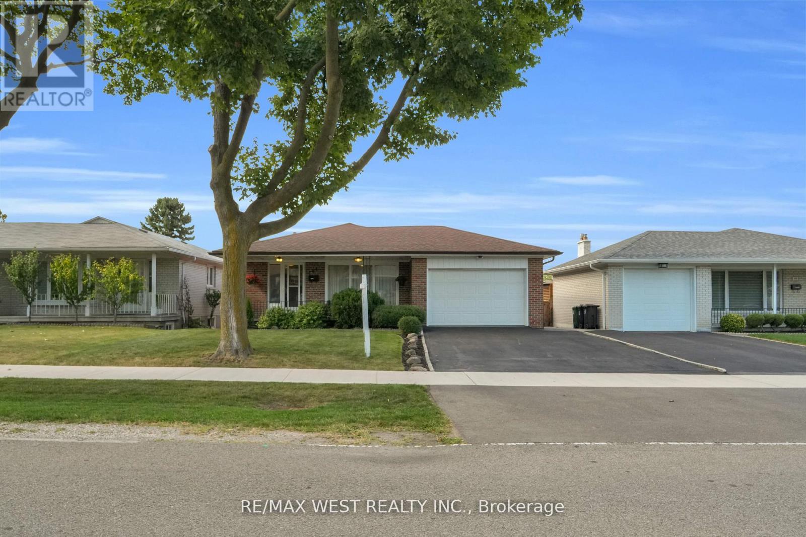 304 La Rose Avenue, Toronto, Ontario  M9P 1B9 - Photo 3 - W12956882