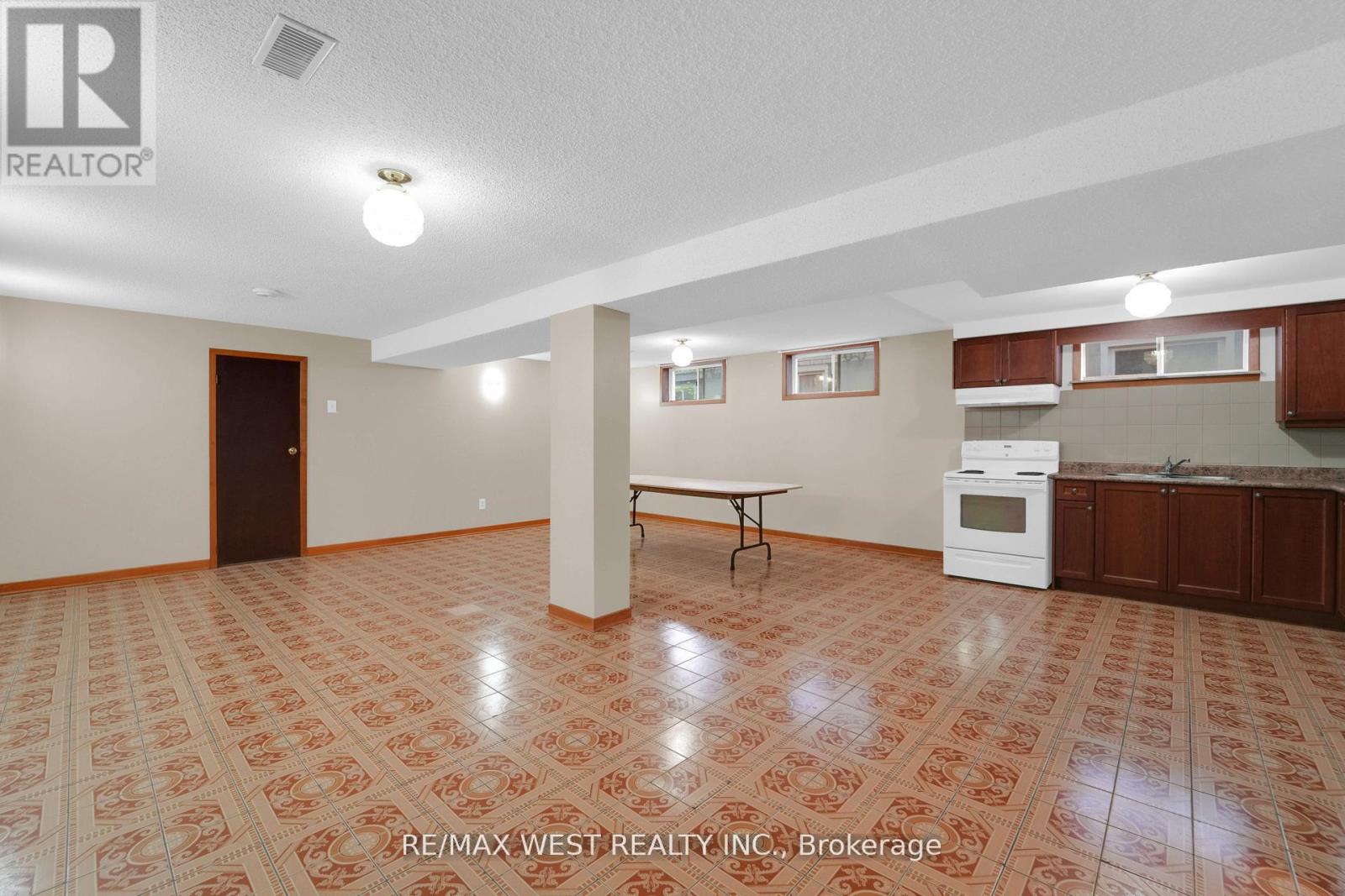 304 La Rose Avenue, Toronto, Ontario  M9P 1B9 - Photo 30 - W12956882