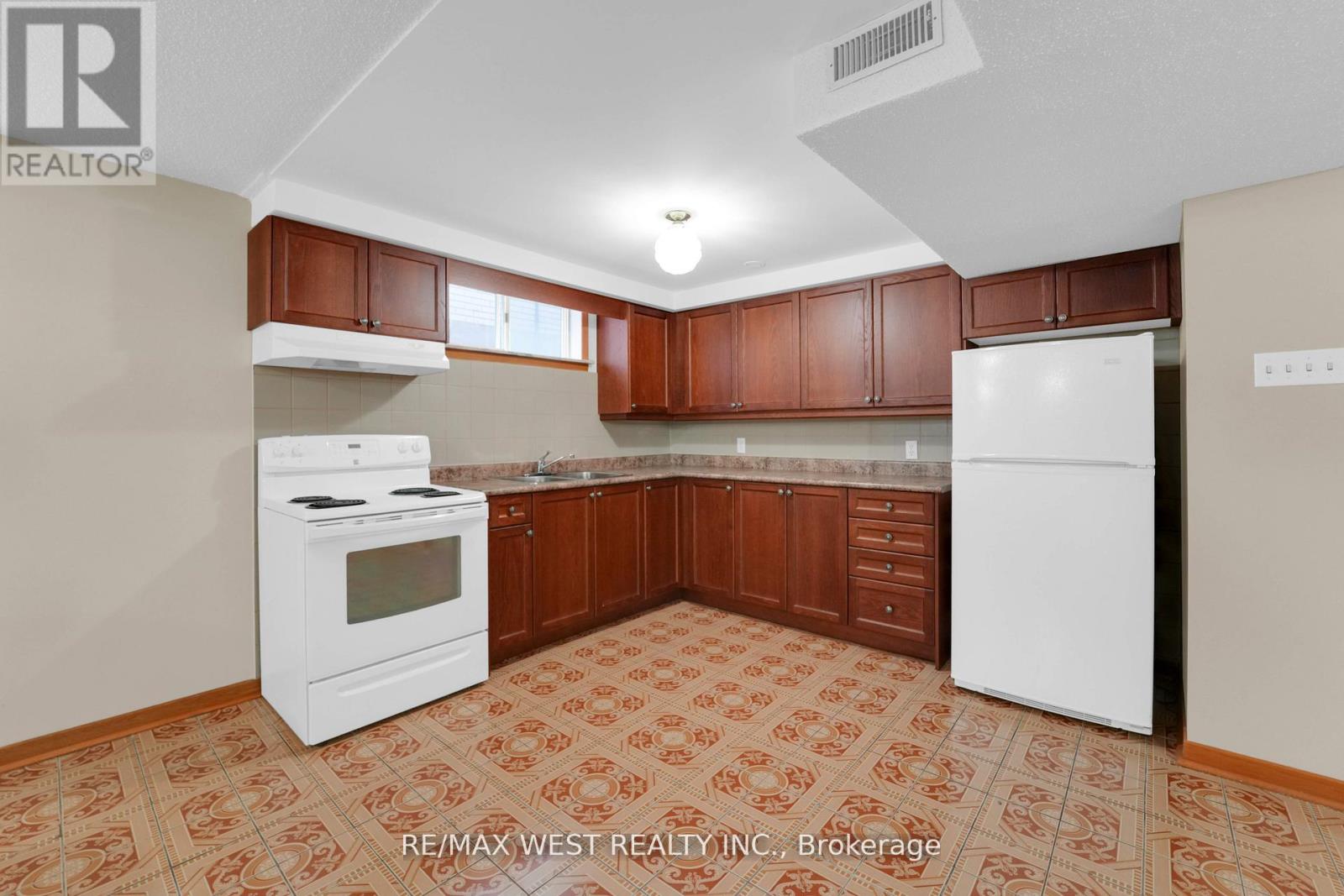 304 La Rose Avenue, Toronto, Ontario  M9P 1B9 - Photo 31 - W12956882