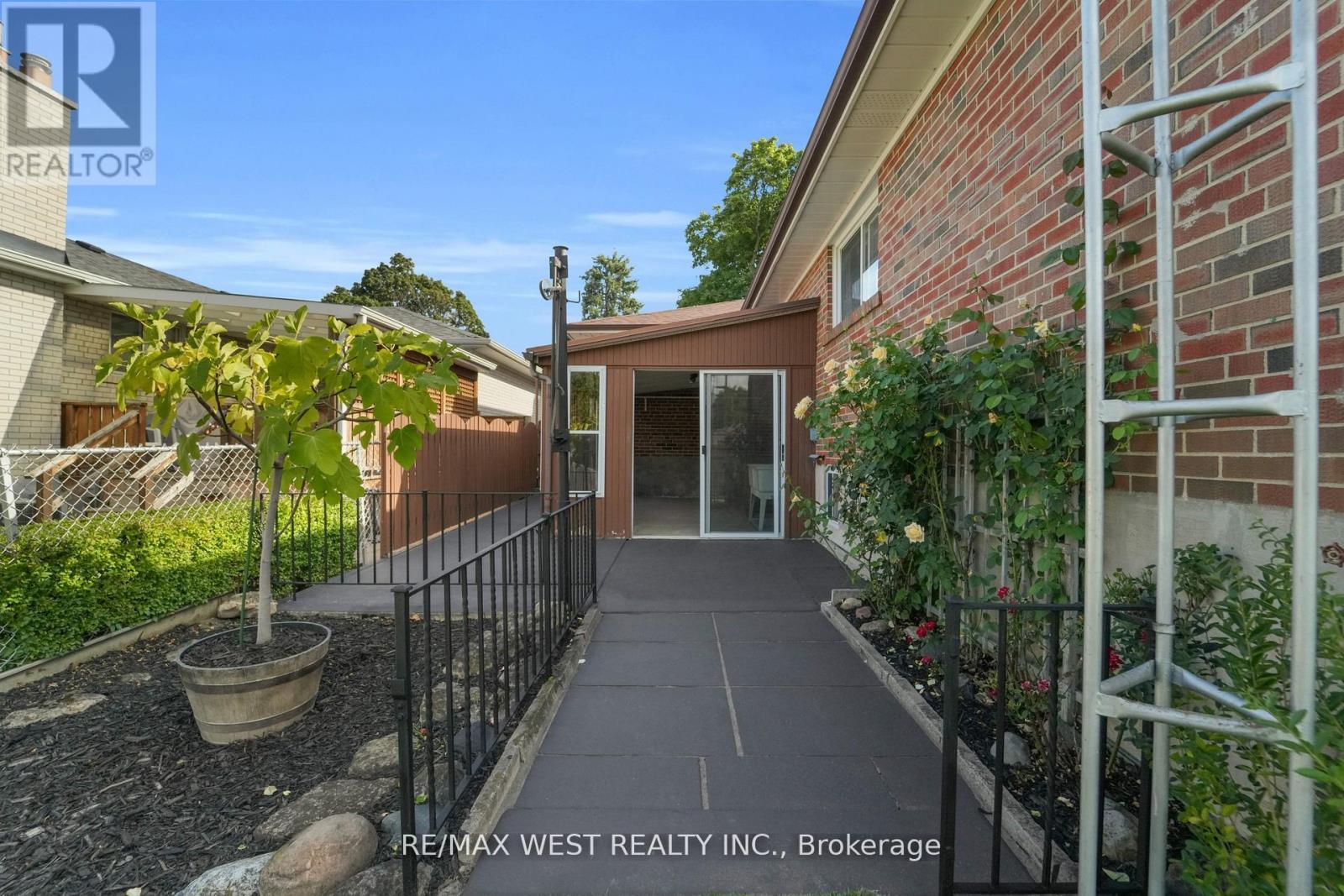 304 La Rose Avenue, Toronto, Ontario  M9P 1B9 - Photo 37 - W12956882