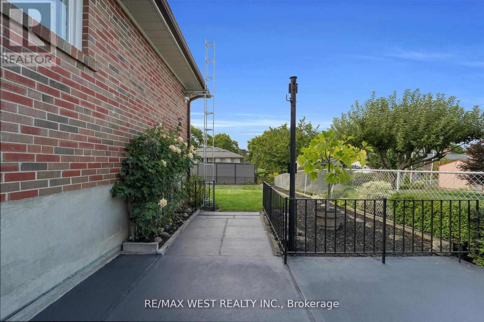 304 La Rose Avenue, Toronto, Ontario  M9P 1B9 - Photo 38 - W12956882