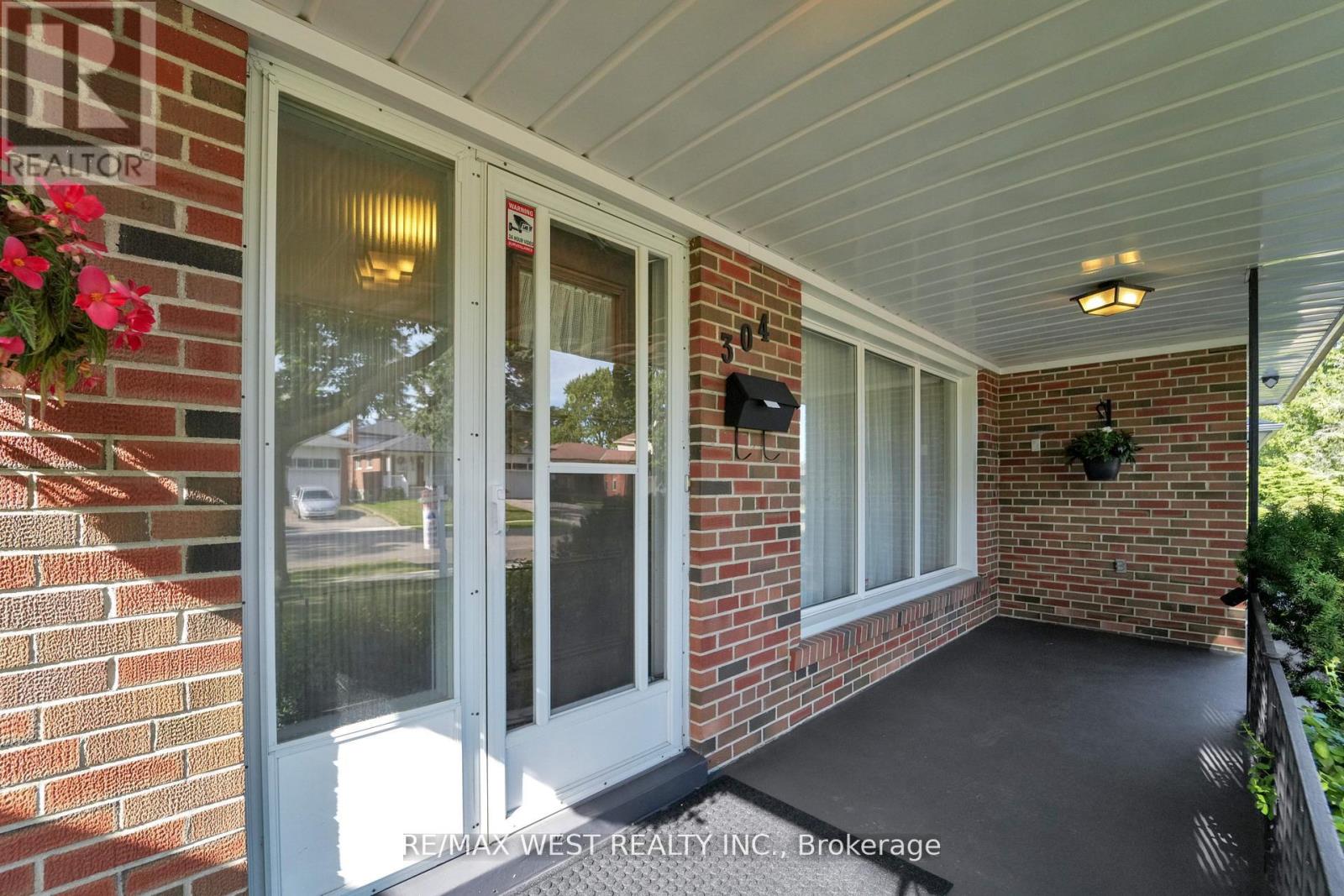 304 La Rose Avenue, Toronto, Ontario  M9P 1B9 - Photo 5 - W12956882