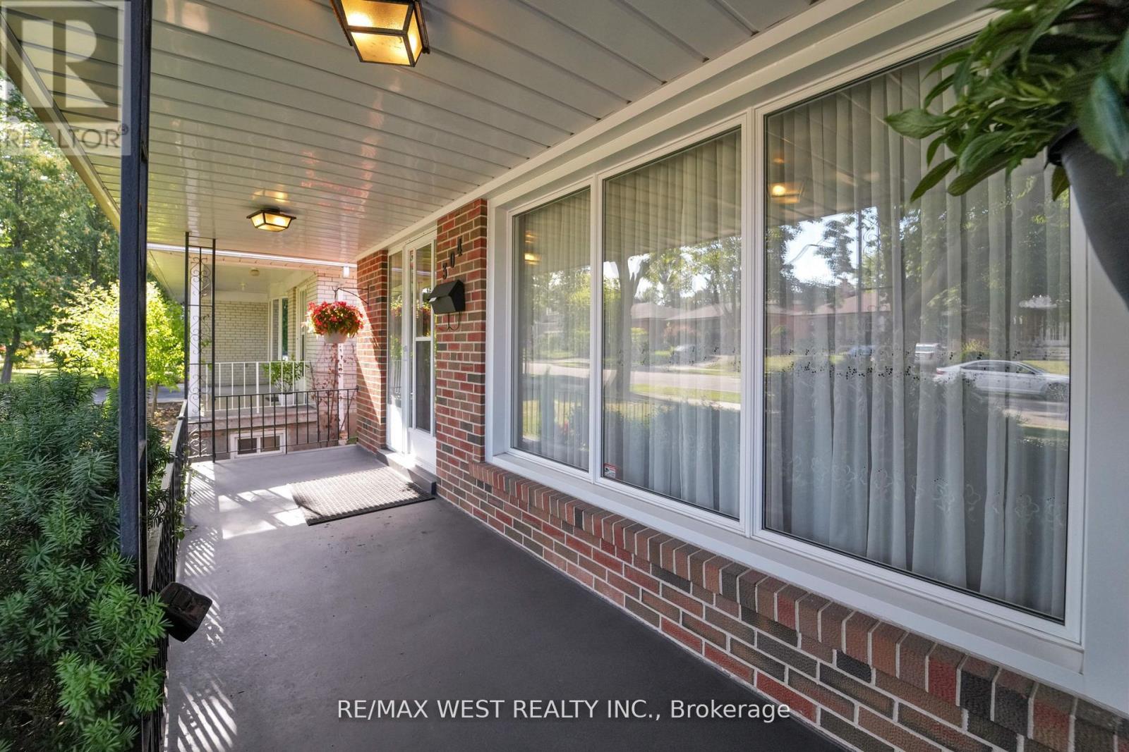 304 La Rose Avenue, Toronto, Ontario  M9P 1B9 - Photo 6 - W12956882