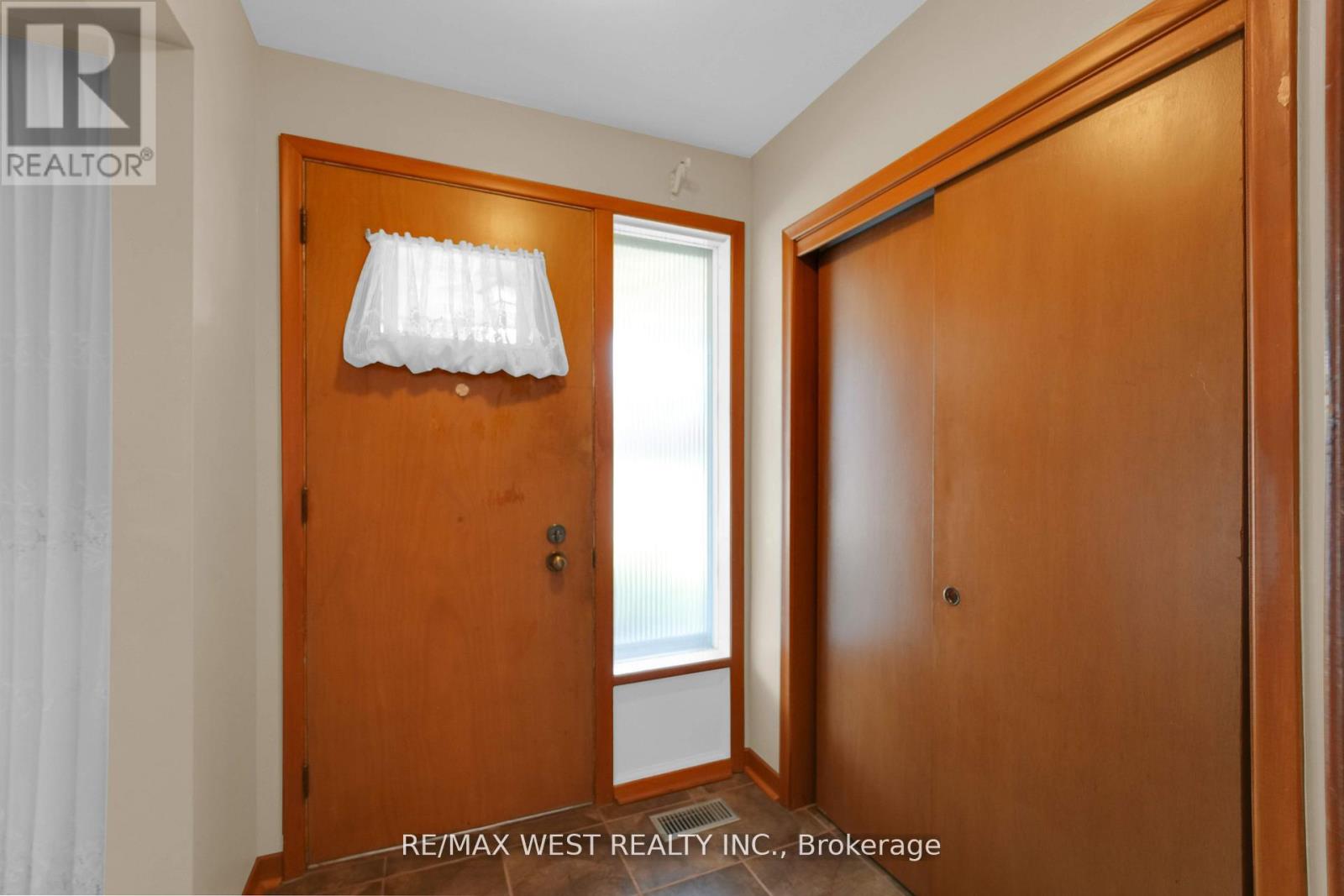 304 La Rose Avenue, Toronto, Ontario  M9P 1B9 - Photo 7 - W12956882