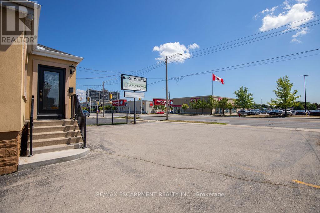 664 Upper James Street, Hamilton, Ontario  L9C 2Z3 - Photo 2 - X12956824