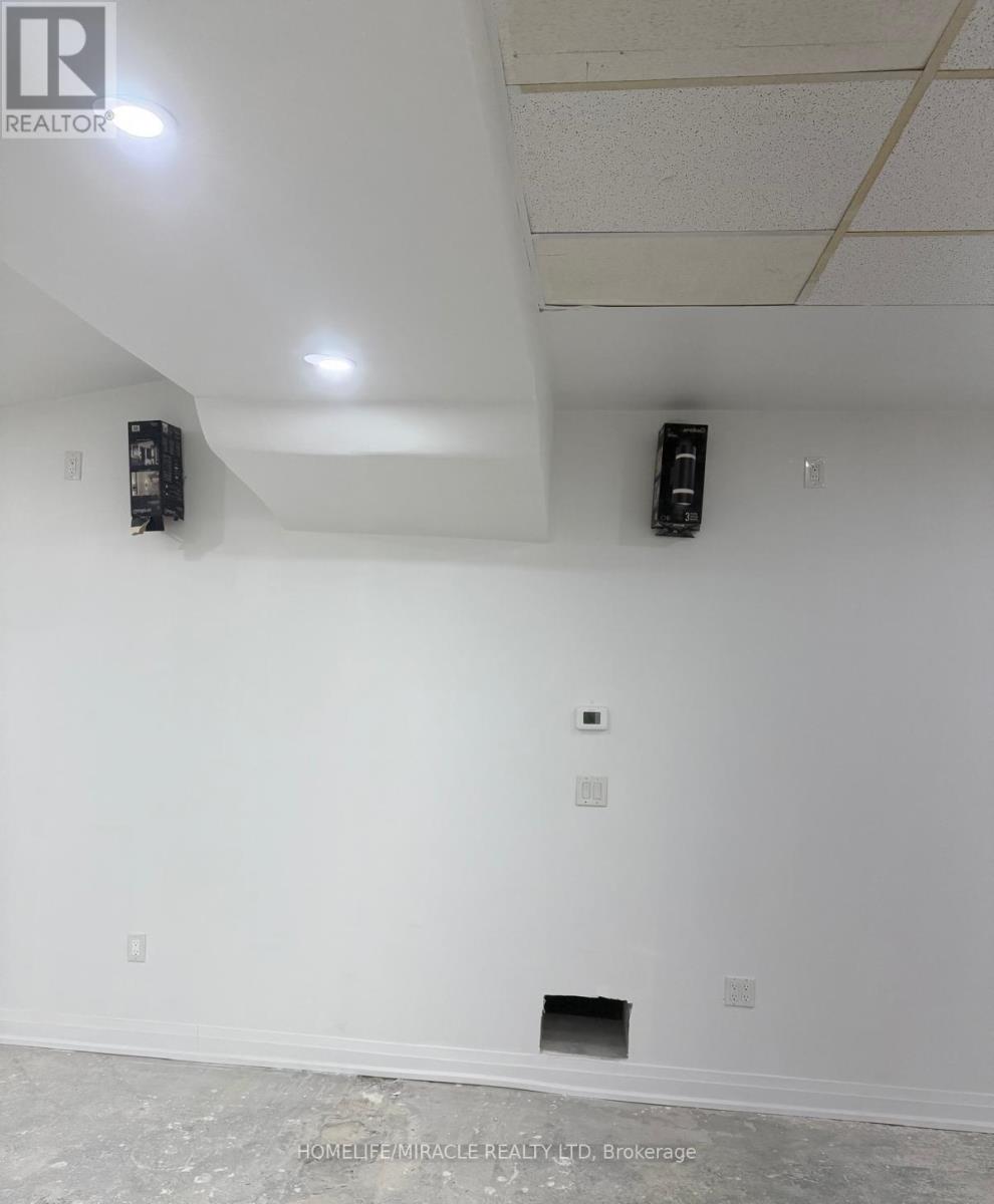 69 Southworth Street N, Welland, Ontario  L3B 1Y3 - Photo 2 - X12956860